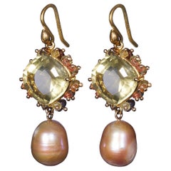Gabrielle Sanchez, boucles d'oreilles en or 18 carats avec œil en or vert, saphirs et perles d'eau douce