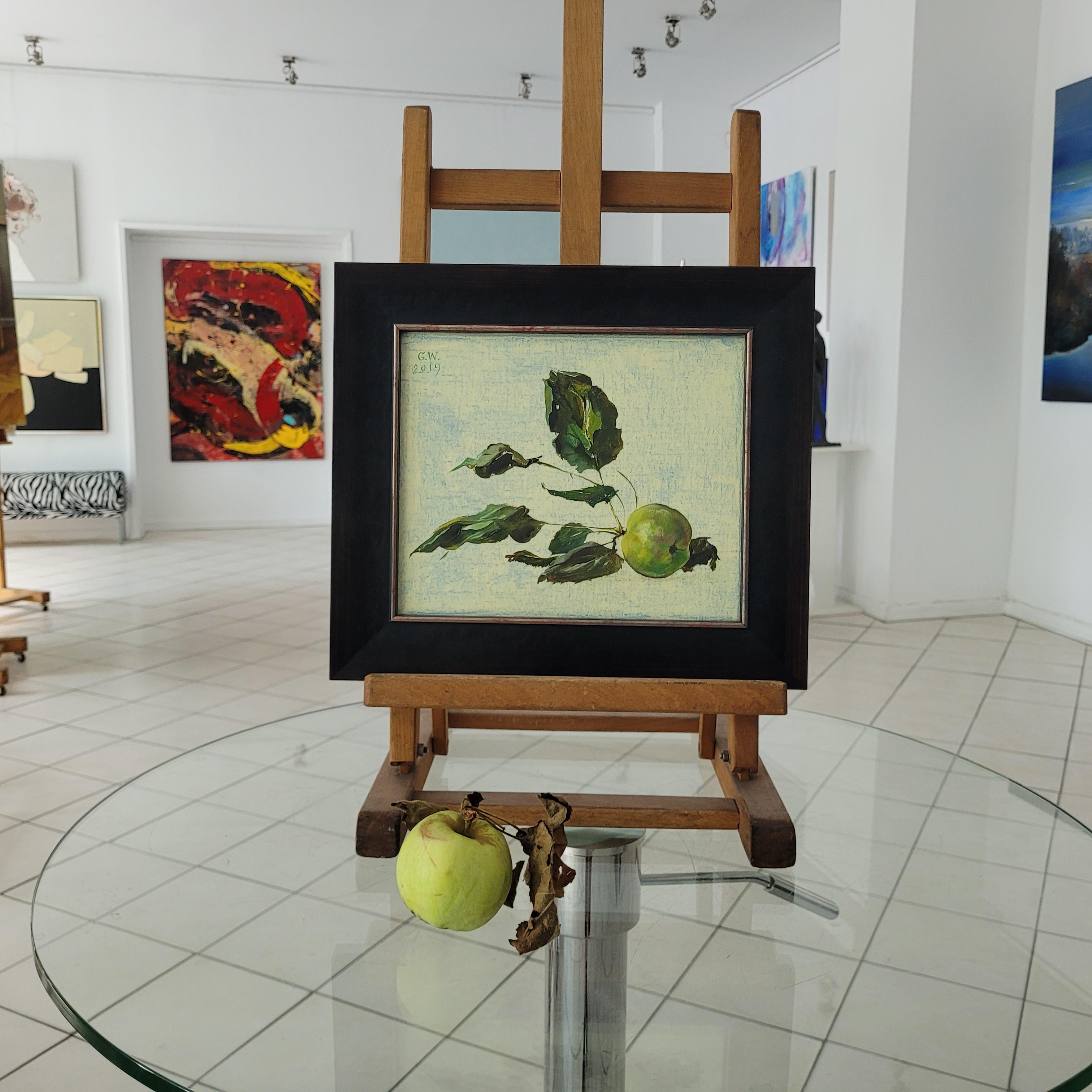 Un bodegón realista con una manzana.

 Gabryela Wasowicz es una pintora polaca nacida en 1947. Estudió en la Academia de Bellas Artes de Varsovia y después en la Gerrit Rietveld Akademie de Ámsterdam. Cuando se licenció en 1972, se trasladó