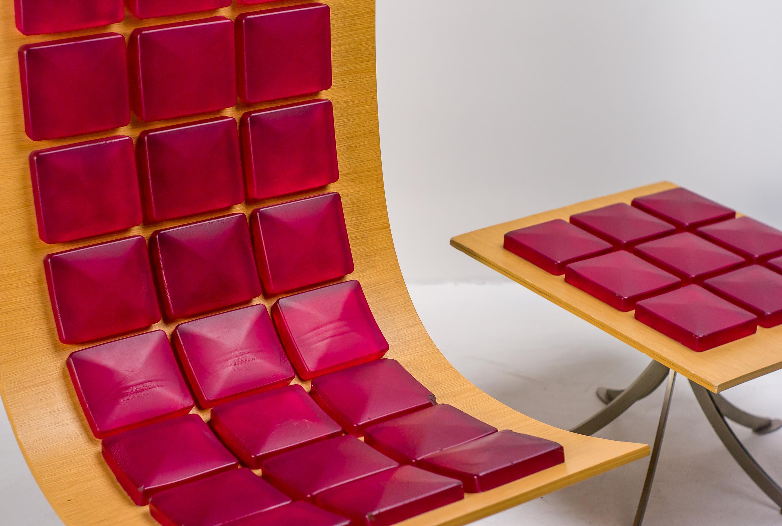 Exceptionnel et rare fauteuil Voyager avec pouf conçu par l'artiste Gaby Fois Dorell pour Saporiti, Italie.  Gaby Fois Dorell est une artiste et designer franco-américaine connue pour ses peintures et sculptures abstraites audacieuses et colorées.