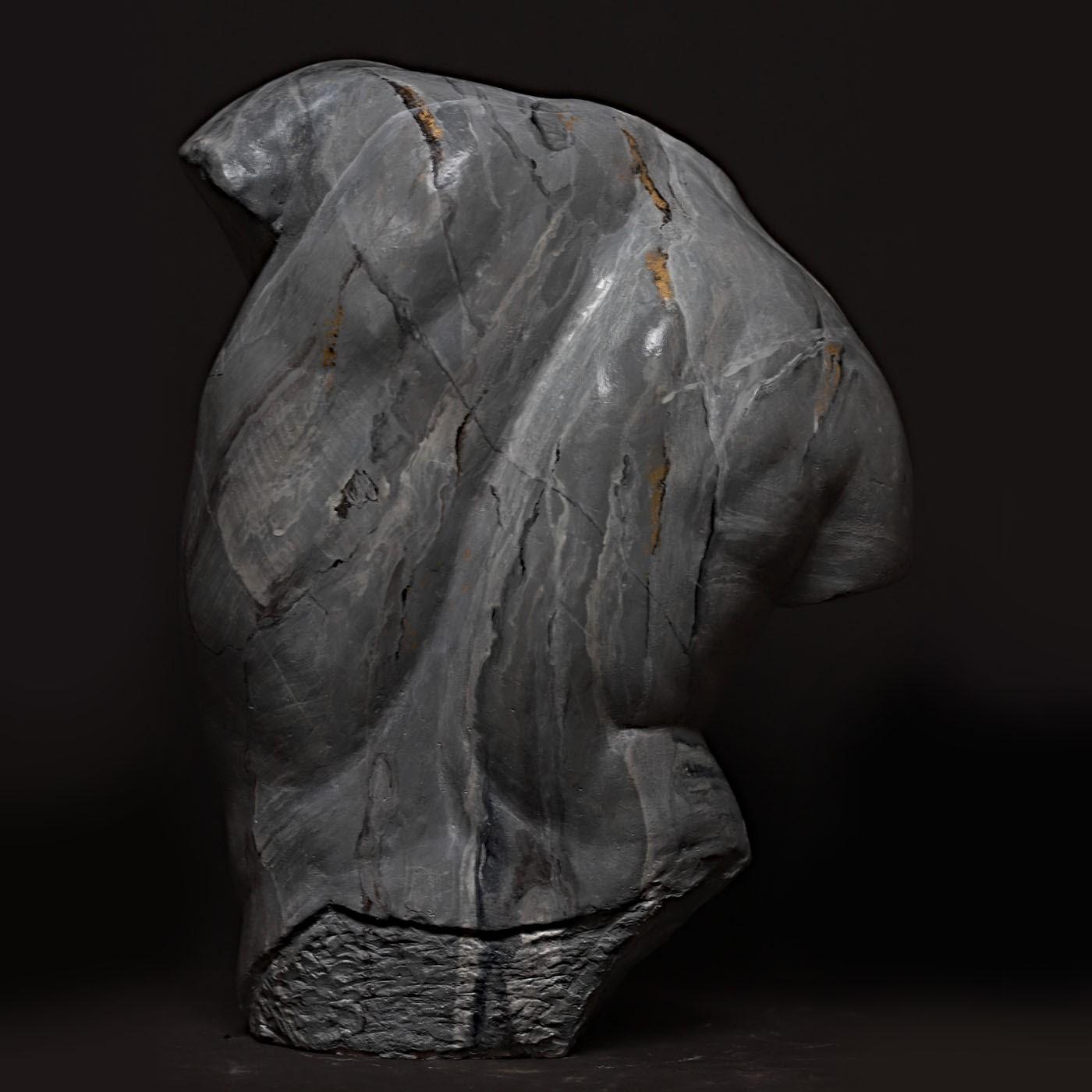Se trata de un busto de escayola que reproduce el Torso Gaddi, la famosa escultura fragmentaria expuesta en los Museos Uffizi de Florencia, que inspiró a muchos grandes artistas del Renacimiento, entre ellos Miguel Ángel. La pieza, elaborada a mano