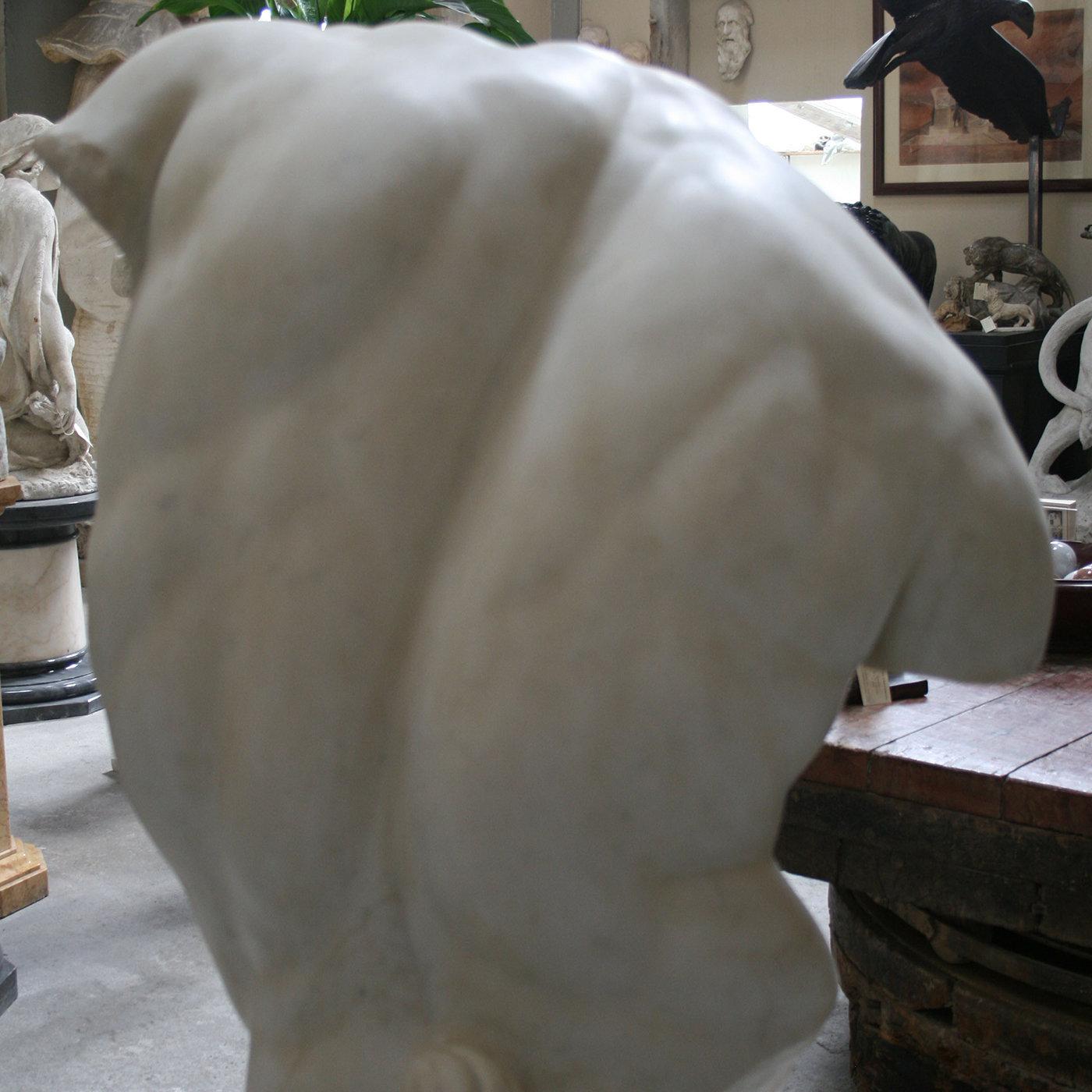 A sculpture in precious white Carrara marble reproducing the Torso Gaddi, the famous fragmentary sculpture displayed in the Uffizi Museums in Florence, which inspired many great artists of the Renaissance, including Michelangelo. Just like in the