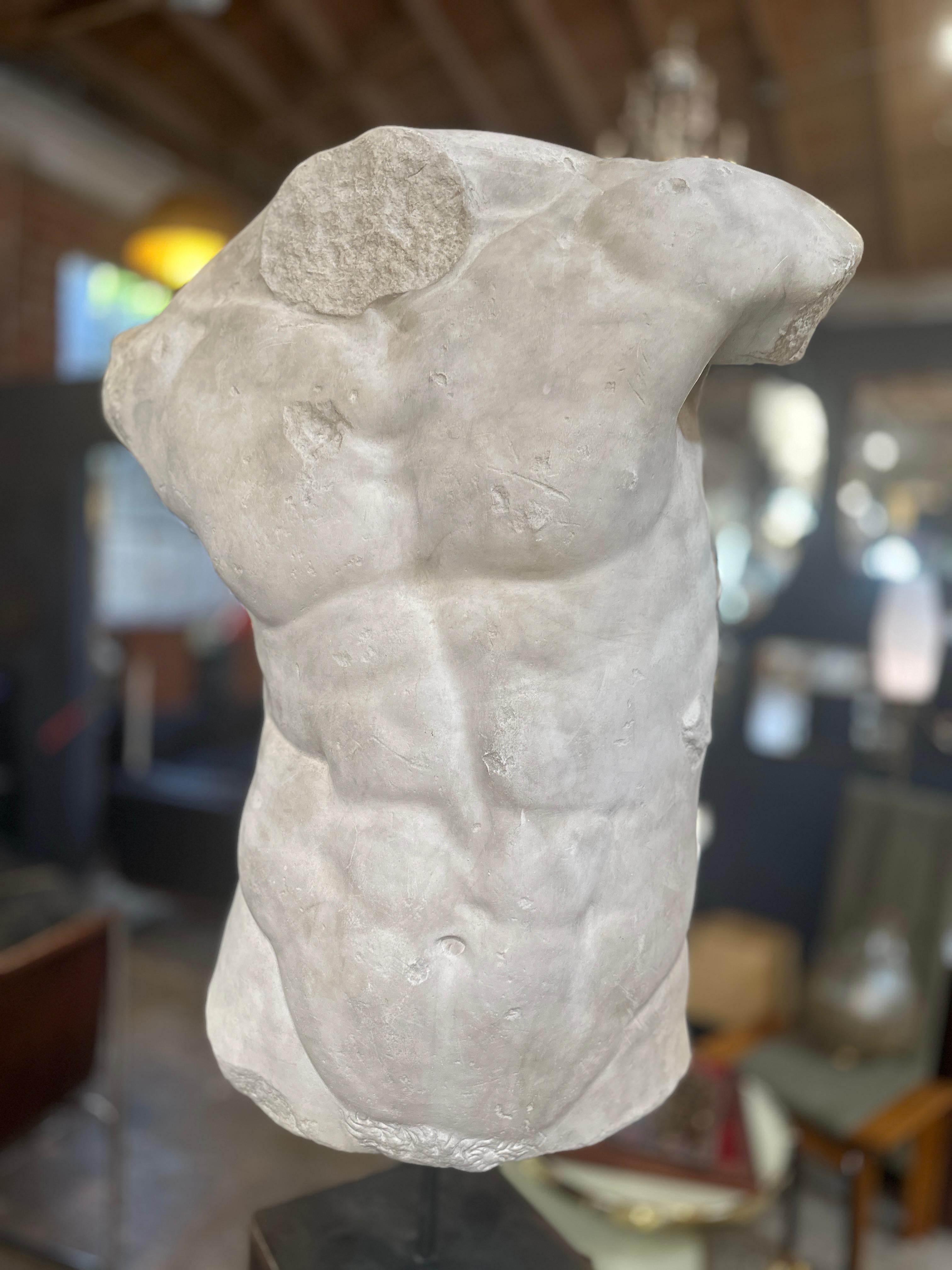 Torso di Gaddi (fine anni '70, Italia)

Questo torso rappresentativo di Gaddi è una riproduzione in gesso 1:1, realizzata in Italia alla fine degli anni Settanta. Il pezzo emana armonia nella sua forma, rendendolo un oggetto d'arredo versatile per