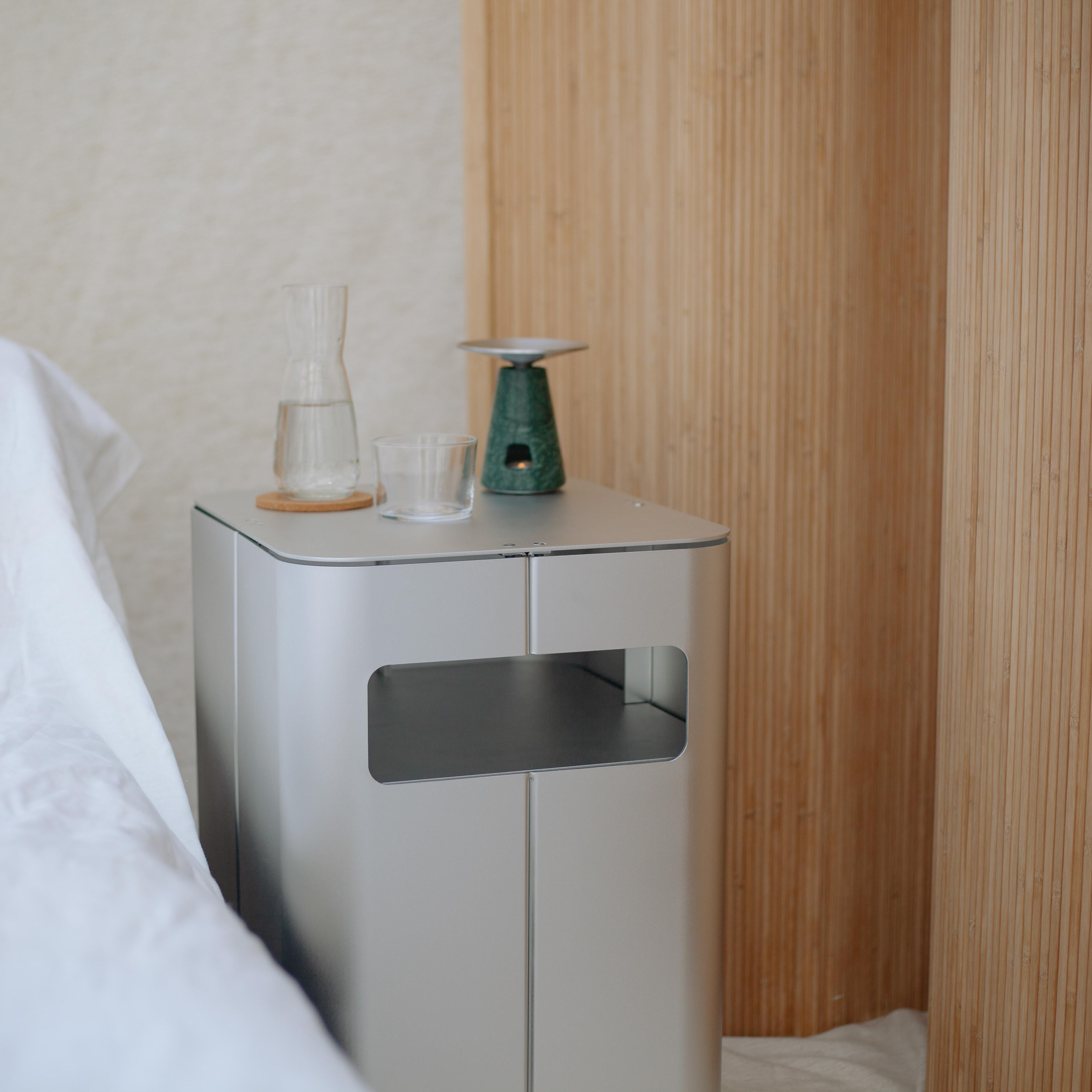 Moderne Table de chevet Gadroon en vente