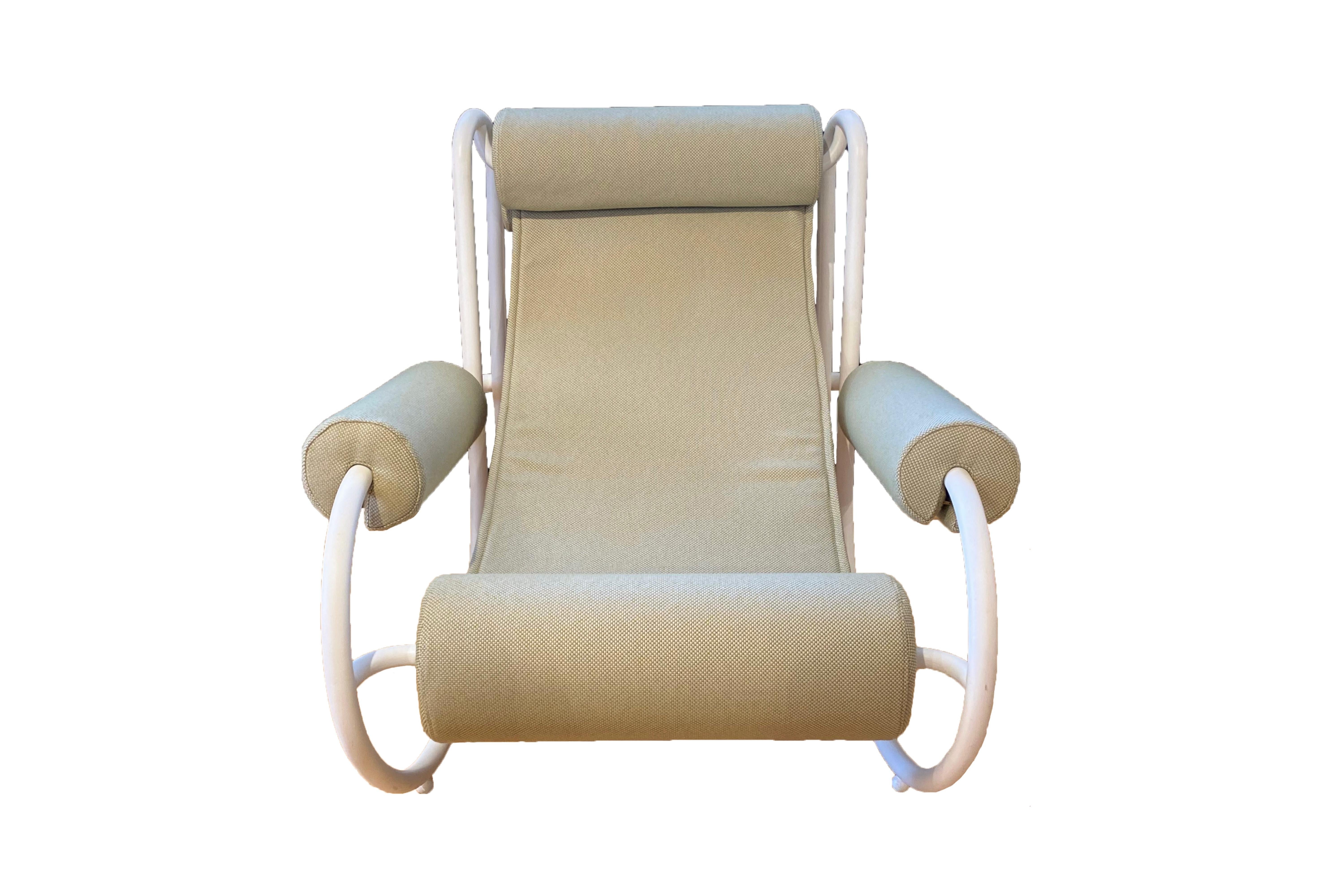 Gae Aulenti (1927-2012), 
Pair of armchairs, 
Designed in 1964, vintage edition,
White lacquered metal and stretched fabric 
Reupholstered,
Italy, circa 1960.

Measures: Height 84 cm, seat height 38 cm, depth 110 cm, width 85cm.

Gae
