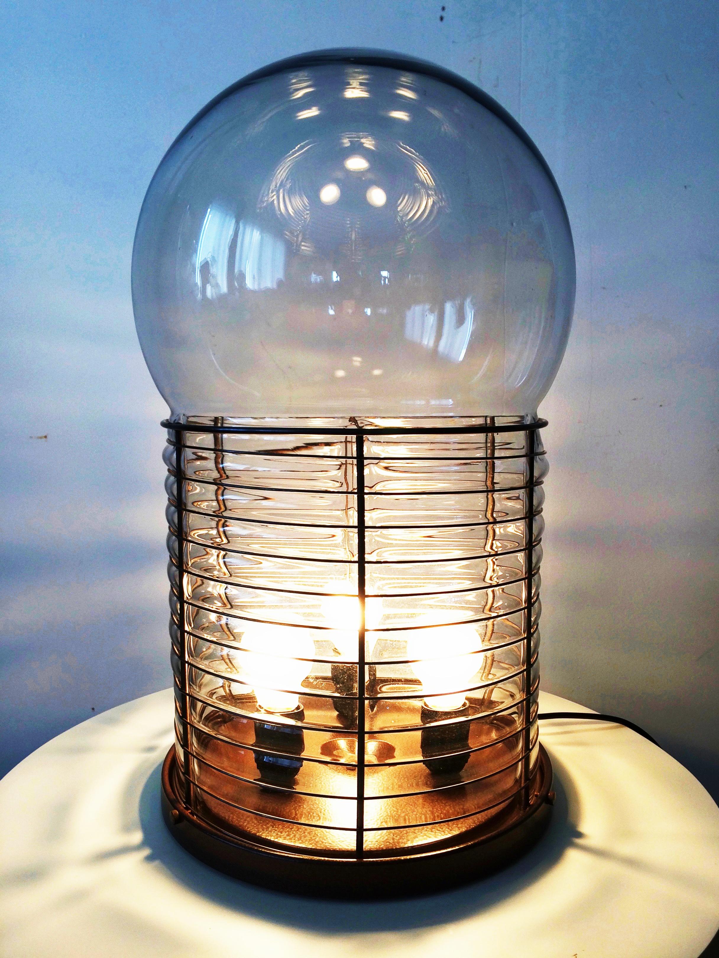 Rare 'Alcinoo' table lamp designed by Gae Aulenti for Artemide, Italy, 1975. Sculptural shape out of hand blown glass in a metal 'net structure' in a large monumental size. The lamp is provide with three E-27 light fittings and it's original