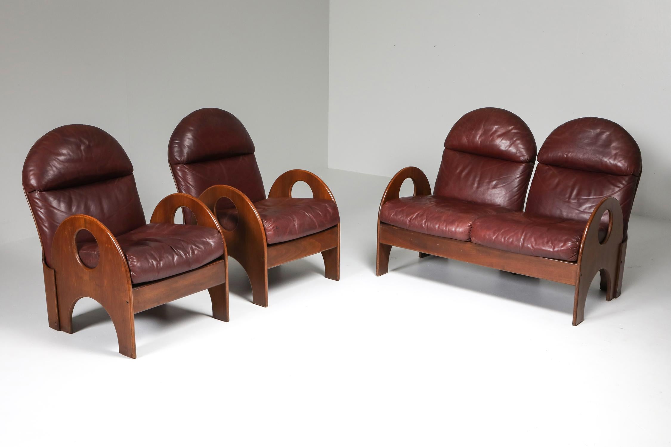 Gae Aulenti „Arcata“-Wohnzimmer-Set aus Nussbaum und burgunderrotem Leder, 1968 (Moderne der Mitte des Jahrhunderts) im Angebot