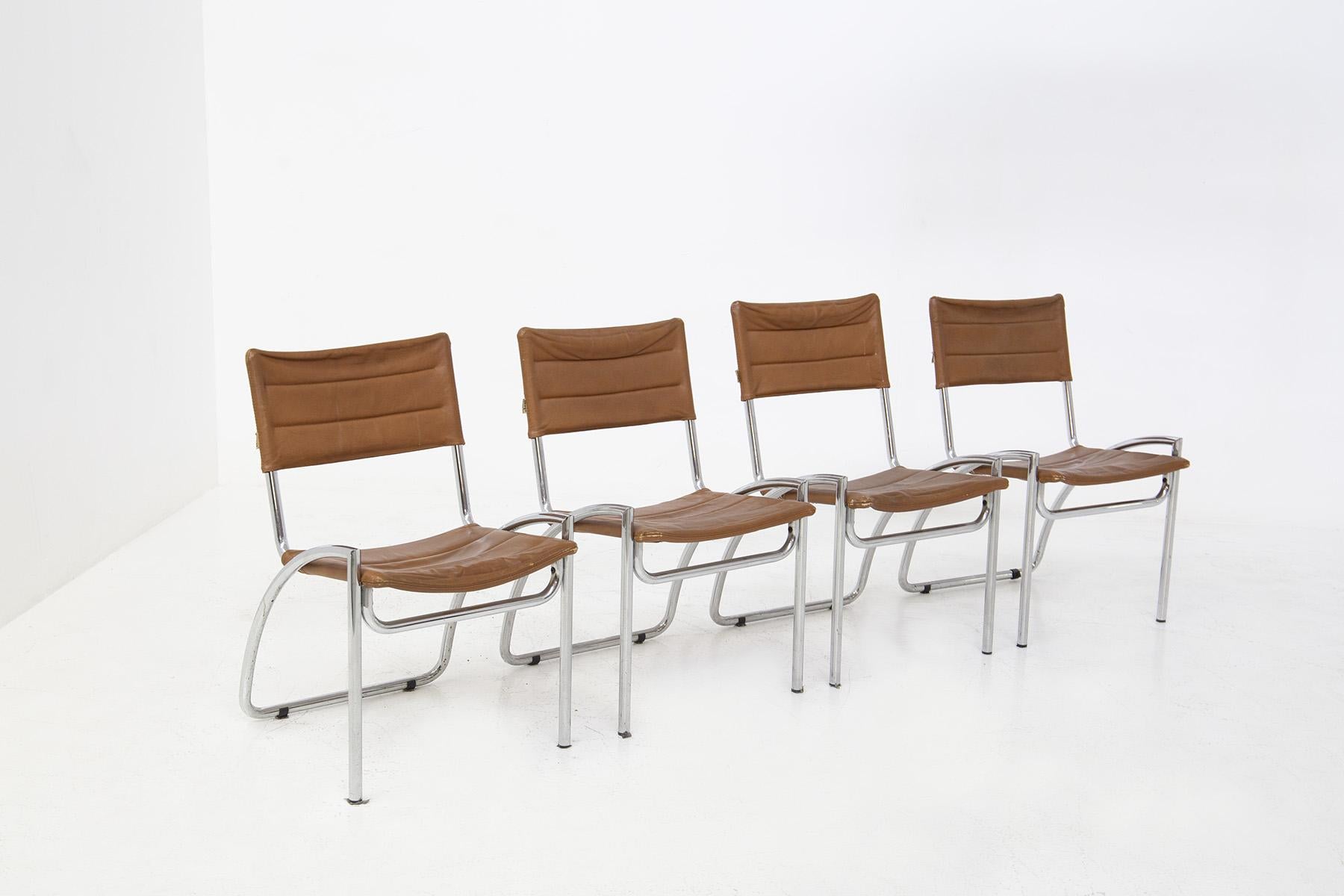Modernes Set aus vier Stühlen, entworfen von Gae Aulenti für die Manufaktur ELAM in den 1970er Jahren. Die Stühle sind das sehr seltene Modell LIRA. Das Stuhlset besteht aus einem geschwungenen, verchromten Metallrahmen, der den Sitz energetisch