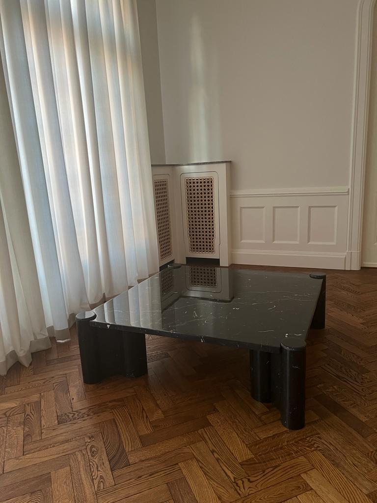 Gae Aulenti, Coffee Table & Design Classic 'Jumbo' in Marquina Marble, Knoll.  In Good Condition For Sale In Stockholm, SE