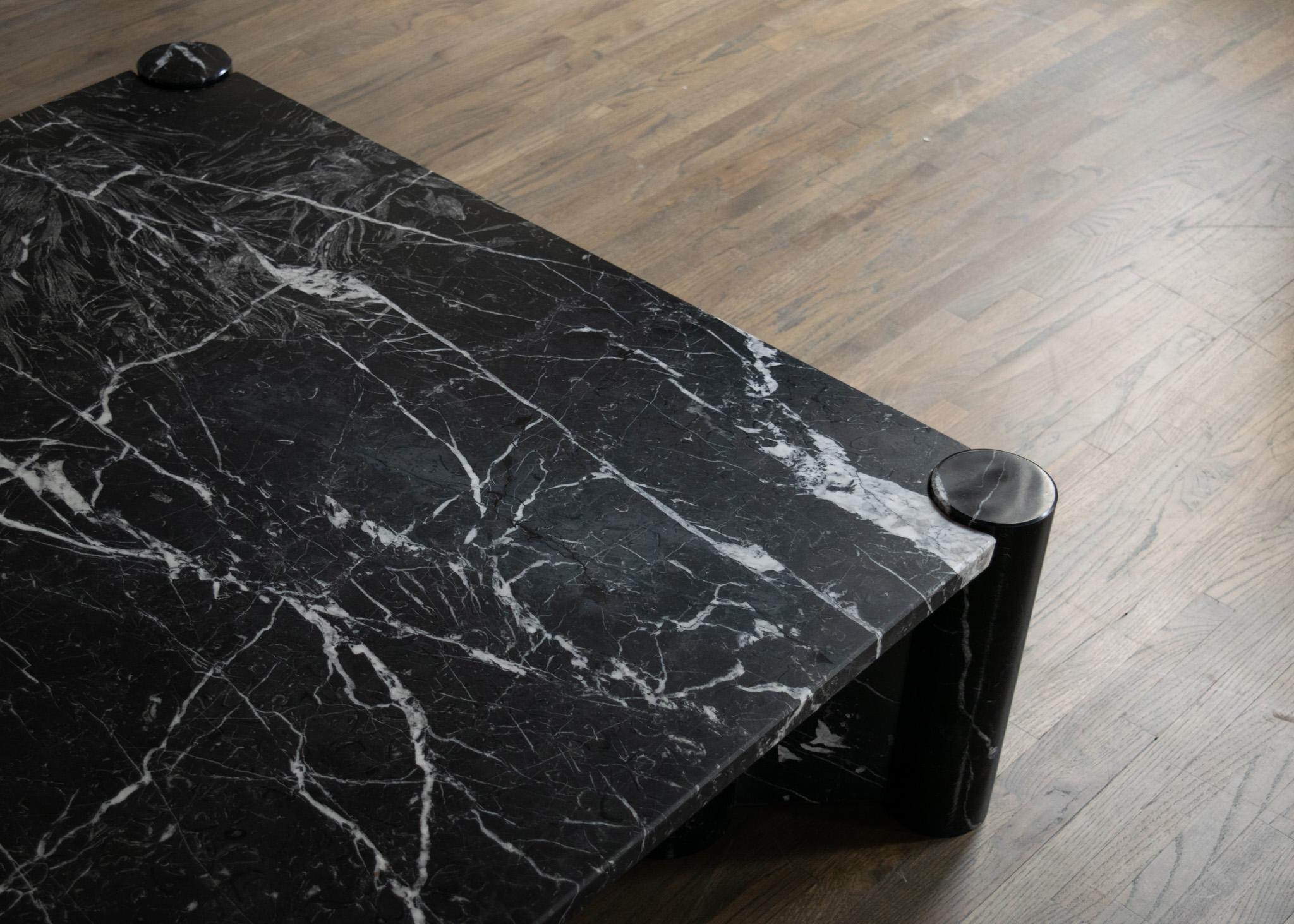 Table basse jumbo de Gae Aulenti pour Knoll. Cette finition en marbre noir adouci est incroyable et la distingue. Cette table est sa création la plus connue. 