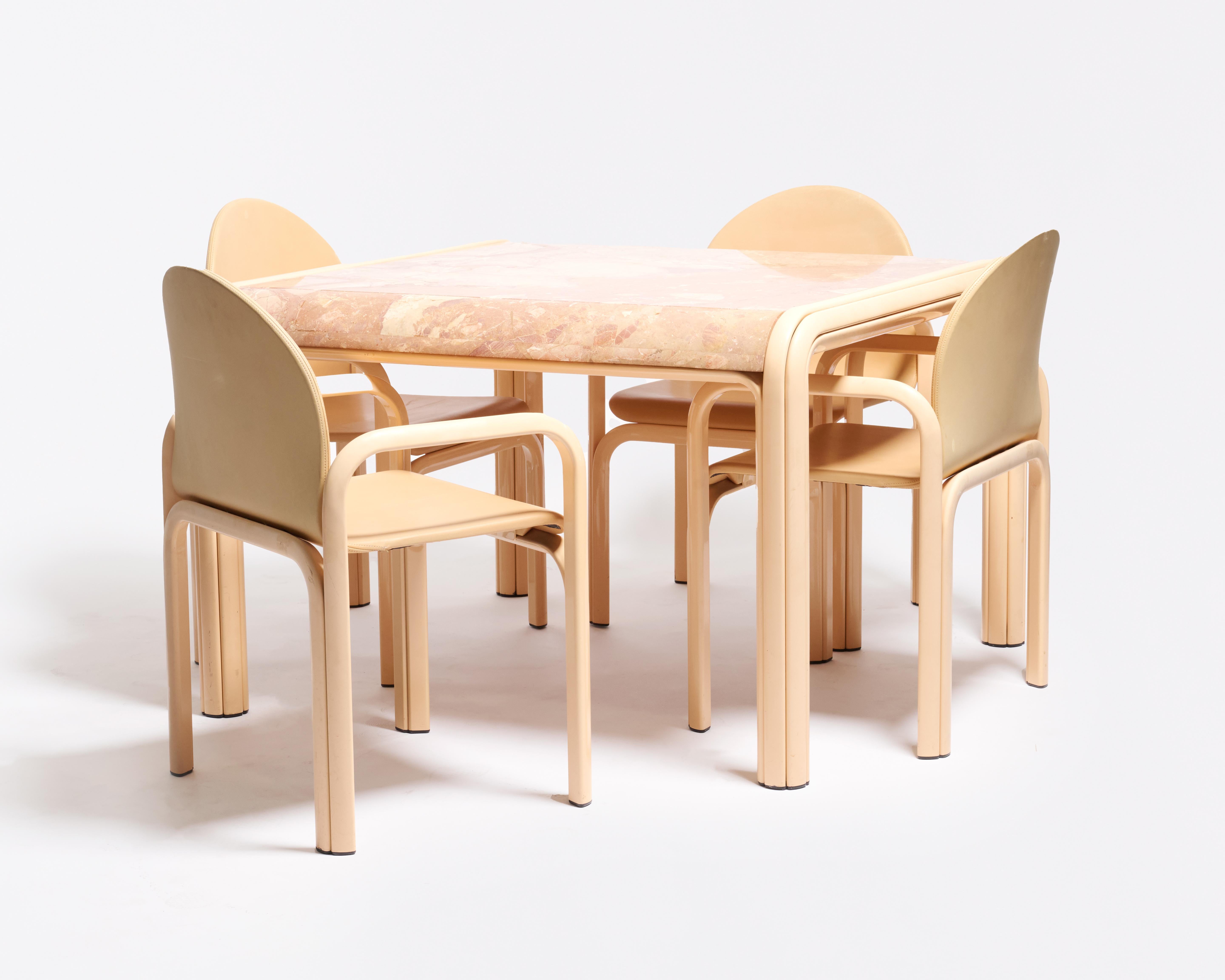 Un raro conjunto con un tablero de mármol rosa personalizado y sillas tapizadas en piel de melocotón. Adquirida directamente al propietario original y conservando sus etiquetas Knoll, se cree que fue un encargo a medida. La combinación de colores es