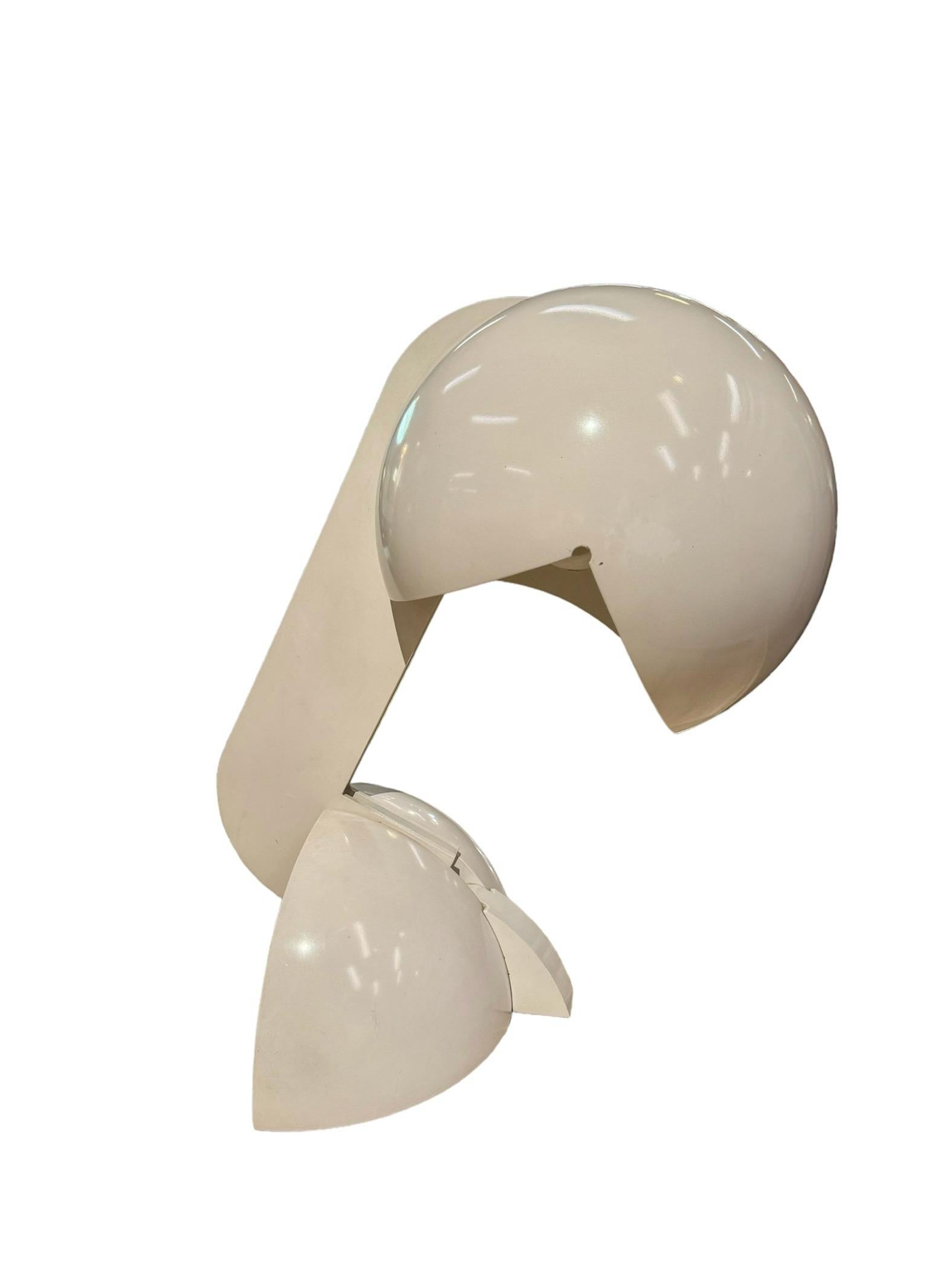 Die 1967 von Gae Aulenti entworfene Leuchte Ruspa gilt aufgrund ihrer skulpturalen Form und des fast industriellen Charakters ihrer Bestandteile, die an Maschinen erinnern, als Meisterwerk. Die Leuchte verfügt über einen zentralen beweglichen Arm,