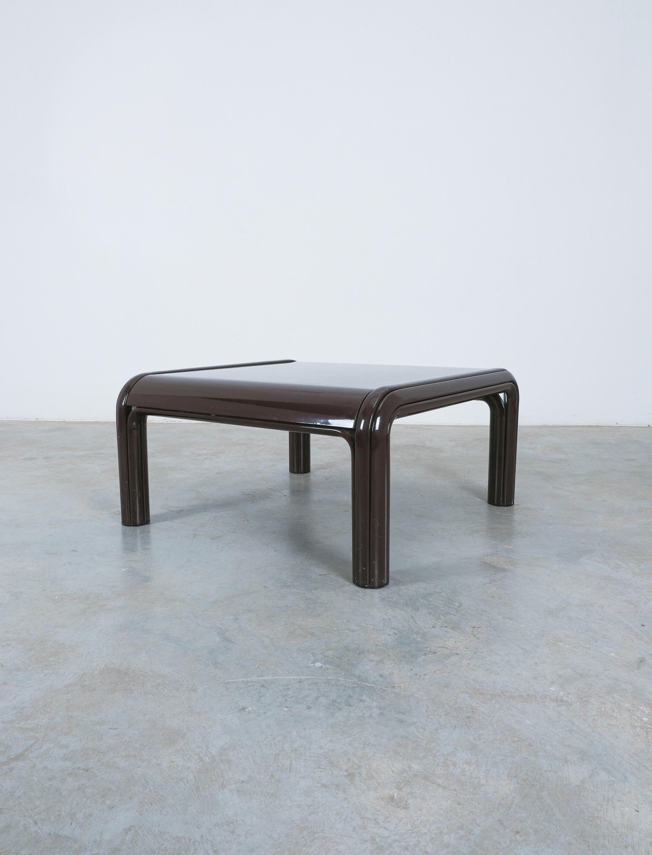 Fine XX secolo Tavolino da salotto in acciaio smaltato di Gae Aulenti per Knoll, 1980 in vendita