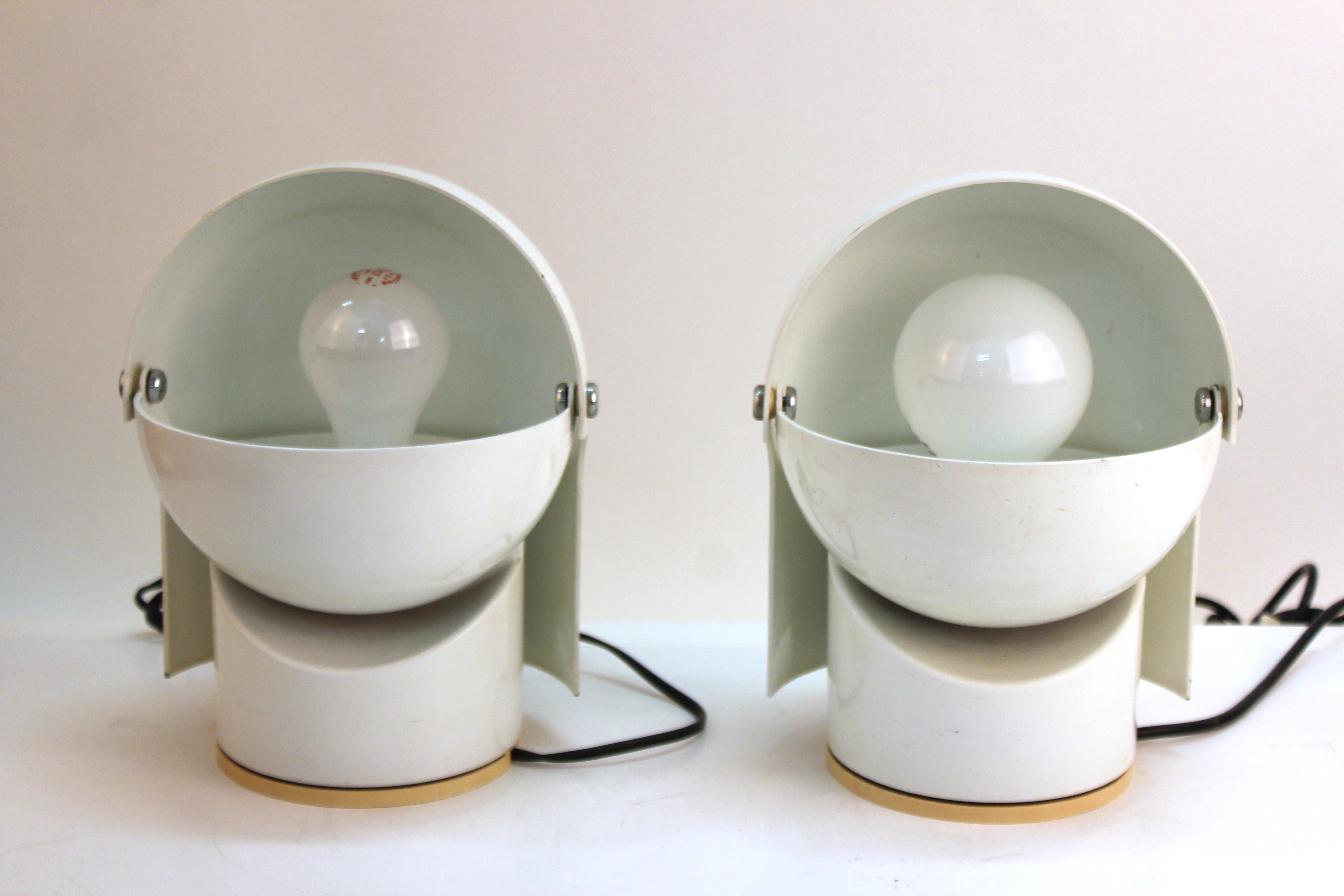 Italian Mid-Century Modern pair of 'Pileino' table lights designed in the 1970s by Gae Aulenti for Artemide. The pair is made of enameled metal and has a pivoting top part that can direct the light and creates a visually enticing light sculpture.