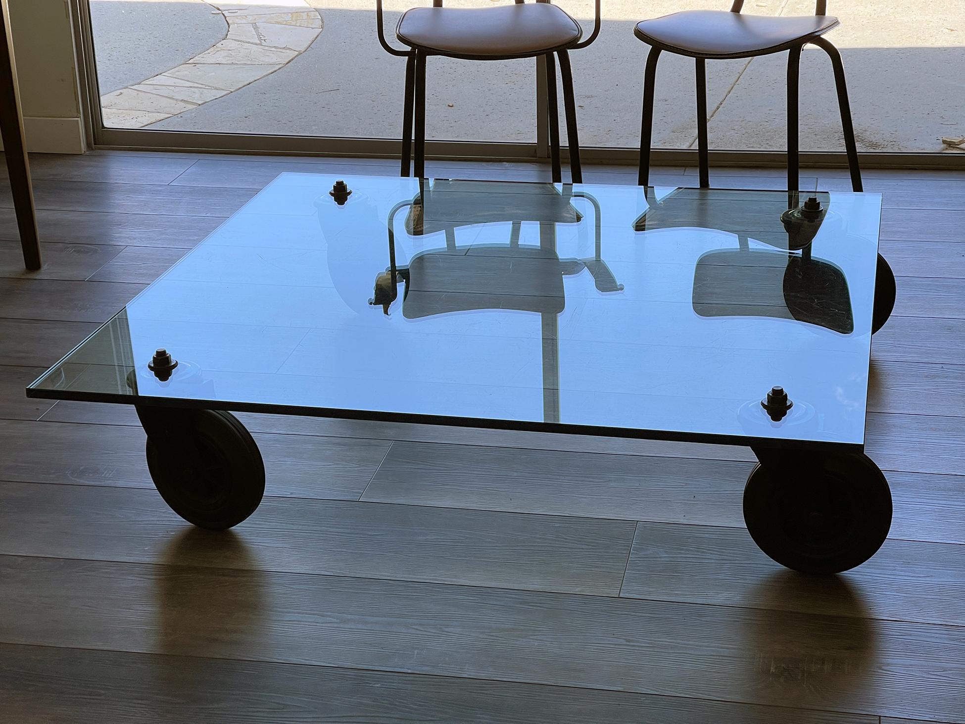 italien Table basse en verre Gae Aulenti pour Fontana Arte avec roues en vente