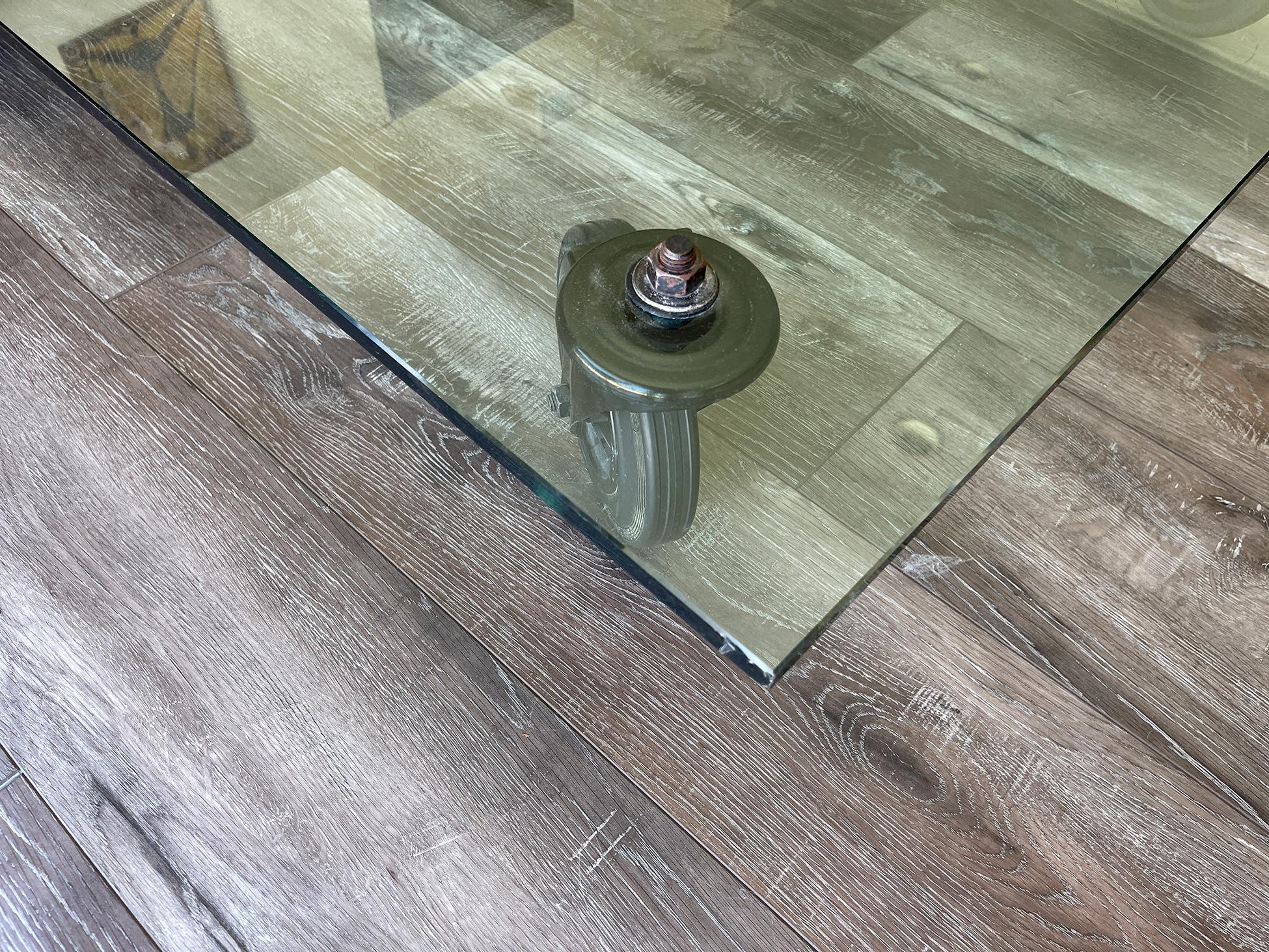 Table basse en verre Gae Aulenti pour Fontana Arte avec roues État moyen - En vente à Encino, CA