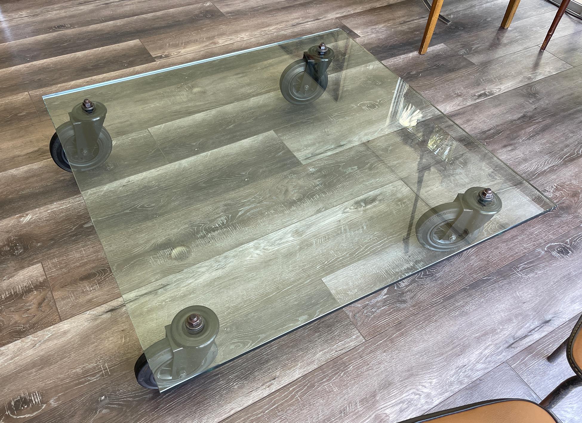 Gae Aulenti für Fontana Arte, Glas-Couchtisch mit Rädern (Geschliffenes Glas) im Angebot