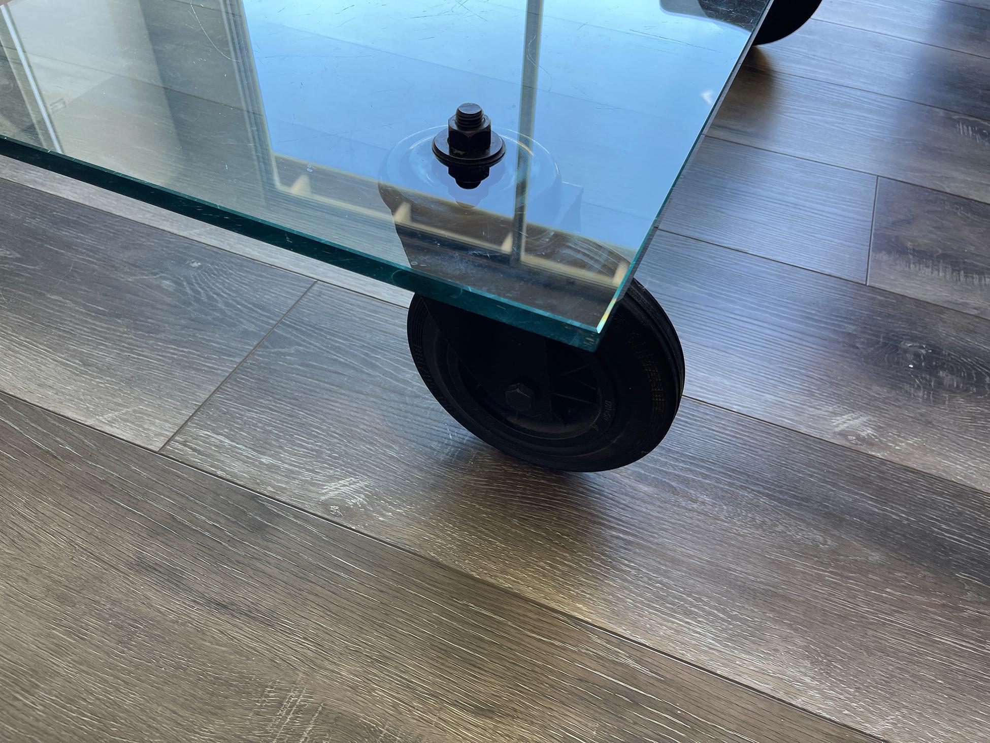 Table basse en verre Gae Aulenti pour Fontana Arte avec roues en vente 1