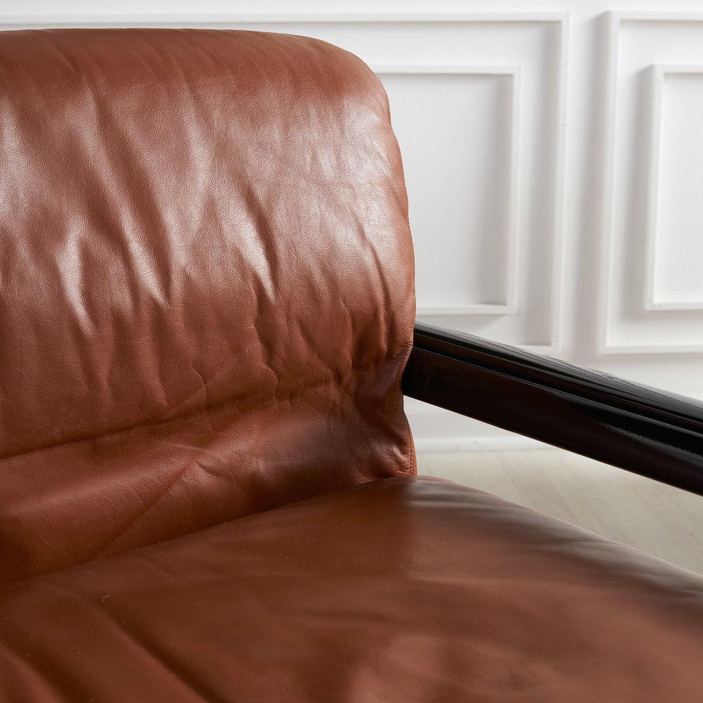 Gae Aulenti for Knoll Cognac Leather Lounge Chairs with Black Frame In Good Condition In Chicago, IL