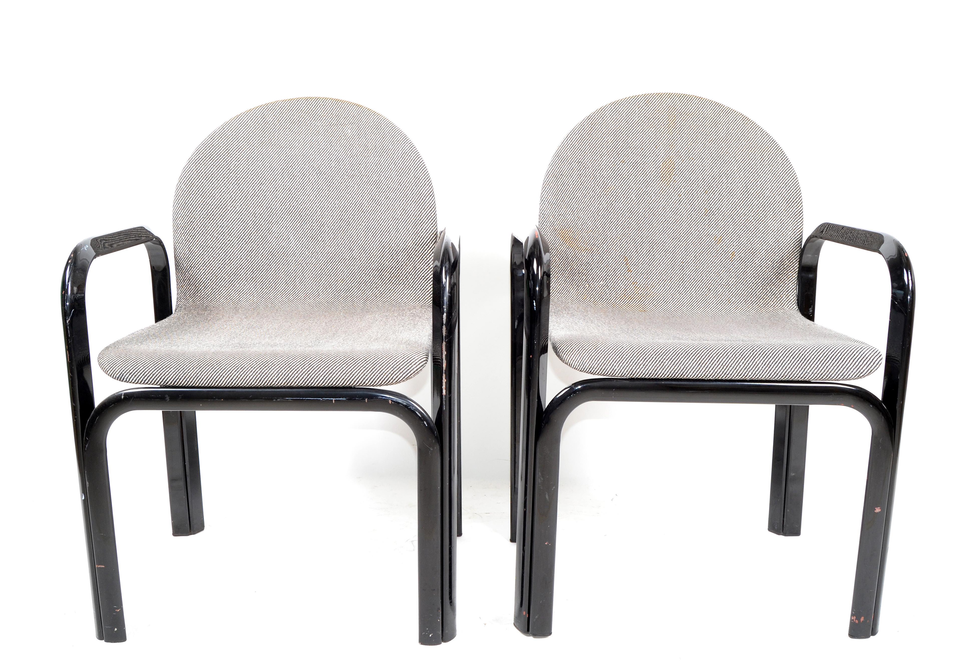 Ein Paar Sessel oder Konferenzstühle von Gae Aulenti für Knoll International. Wir haben 5 Sets zur Verfügung.
Die Gestelle der Stühle bestehen aus gebogenen Metallrohren, die Sitze aus gebogenem Sperrholz sind mit dem Original-Stoffbezug