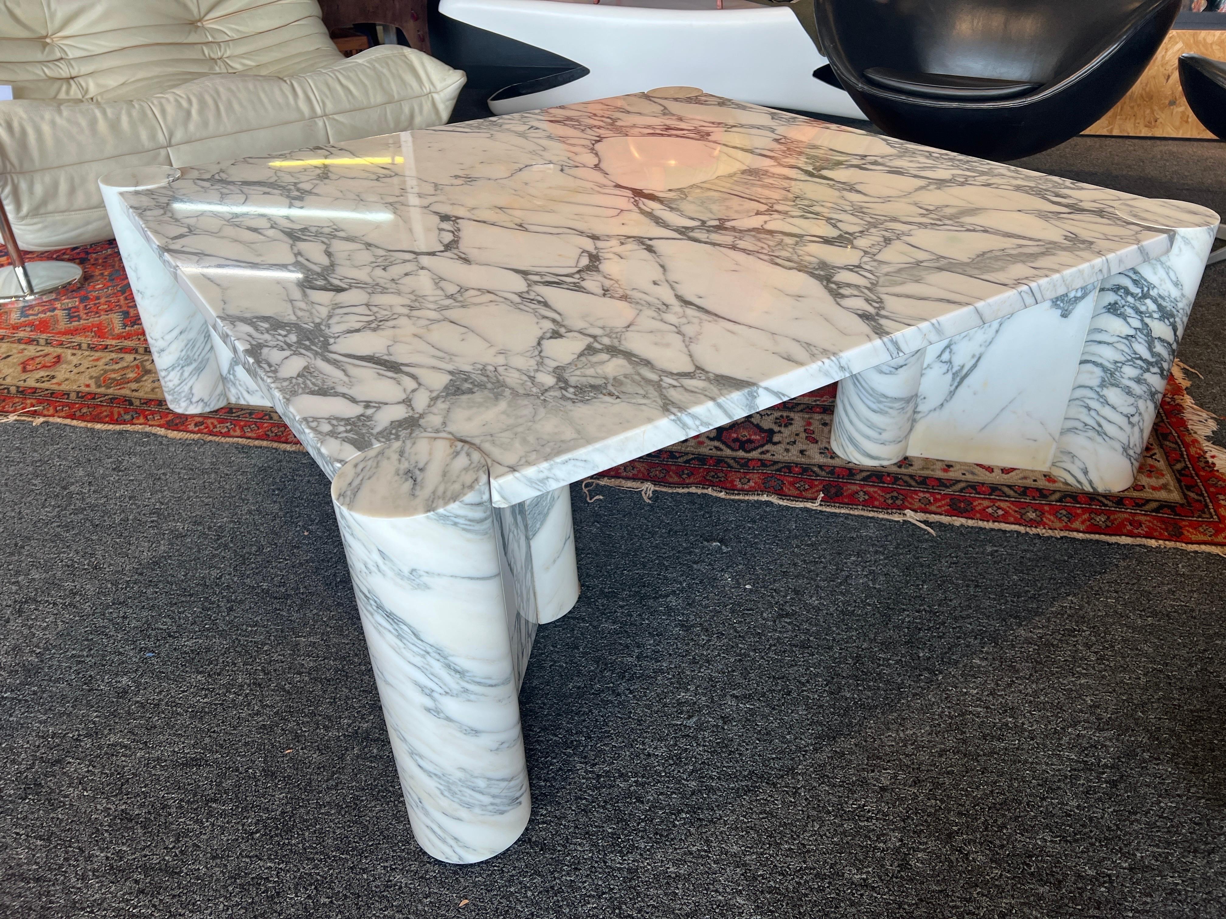 A monumental design by Italian architect and designer Gae Aulenti, this striking ‘Jumbo’ coffee table is a masterclass in radical form and materiality. Designed in 1965 for Knoll International, the piece is constructed entirely of richly veined