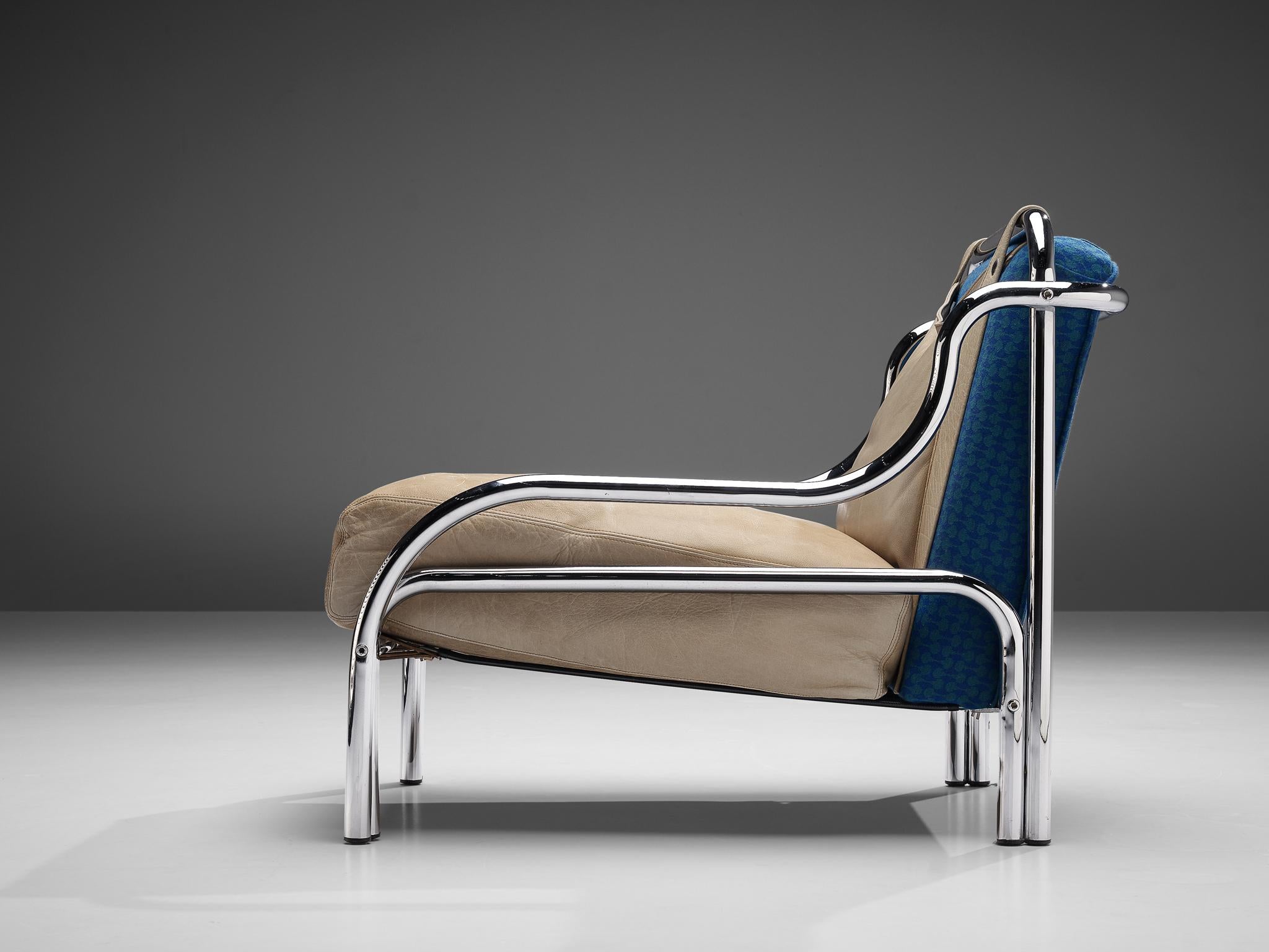 Gae Aulenti for Poltranova, lounge chair model 'Stringa', leather, chromed metal, blue fabric upholstery, Italy, 1962

'Stringa' lounge chair designed by Gae Aulenti for Poltranova in 1962. A tubular chrome frame with strong proportions and curves