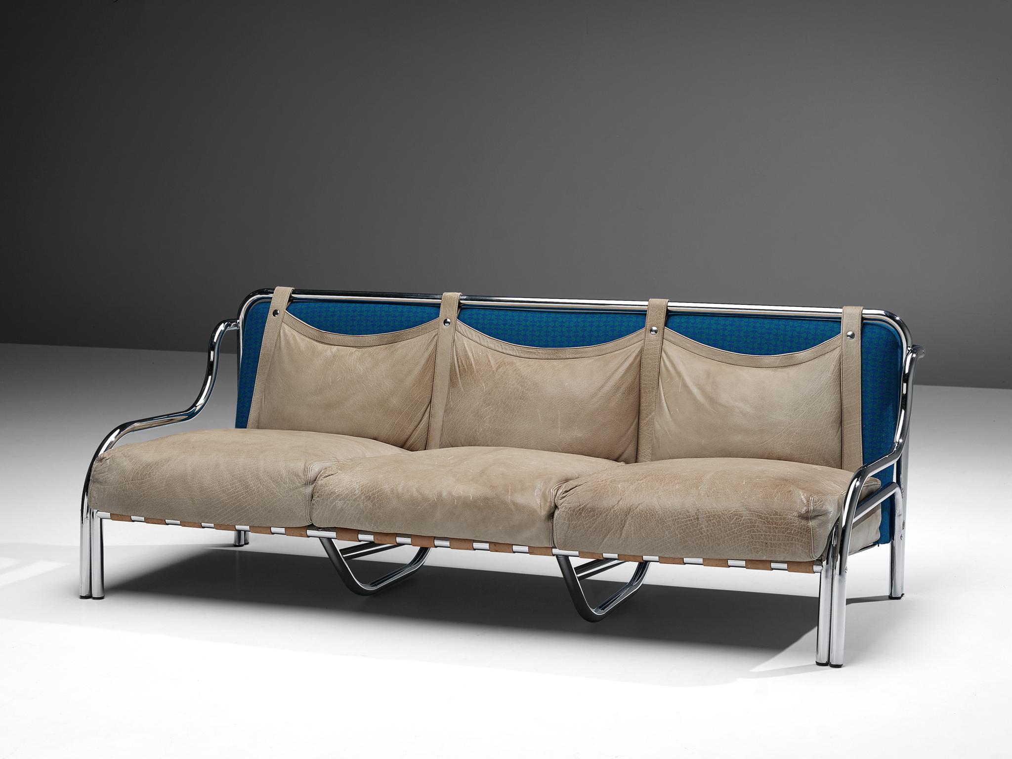 Gae Aulenti for Poltranova, sofa model 'Stringa', leather, chromed metal, blue fabric upholstery, Italy, 1962

'Stringa' sofa designed by Gae Aulenti for Poltranova in 1962. A tubular chrome frame with strong proportions and curves holds leather