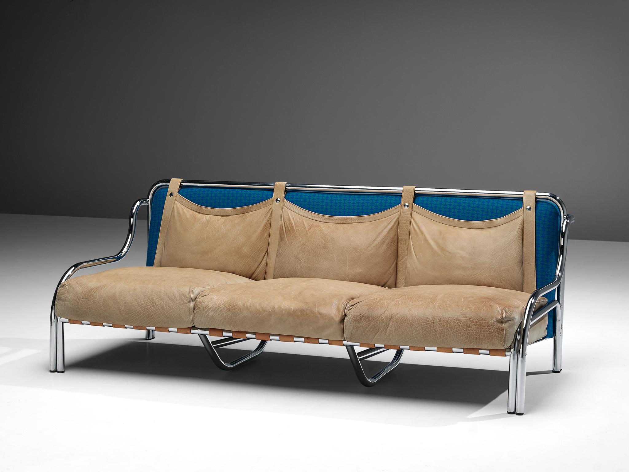 Gae Aulenti for Poltranova, sofa model 'Stringa', leather, chromed metal, blue fabric upholstery, Italy, 1962

'Stringa' sofa designed by Gae Aulenti for Poltranova in 1962. A tubular chrome frame with strong proportions and curves holds the leather