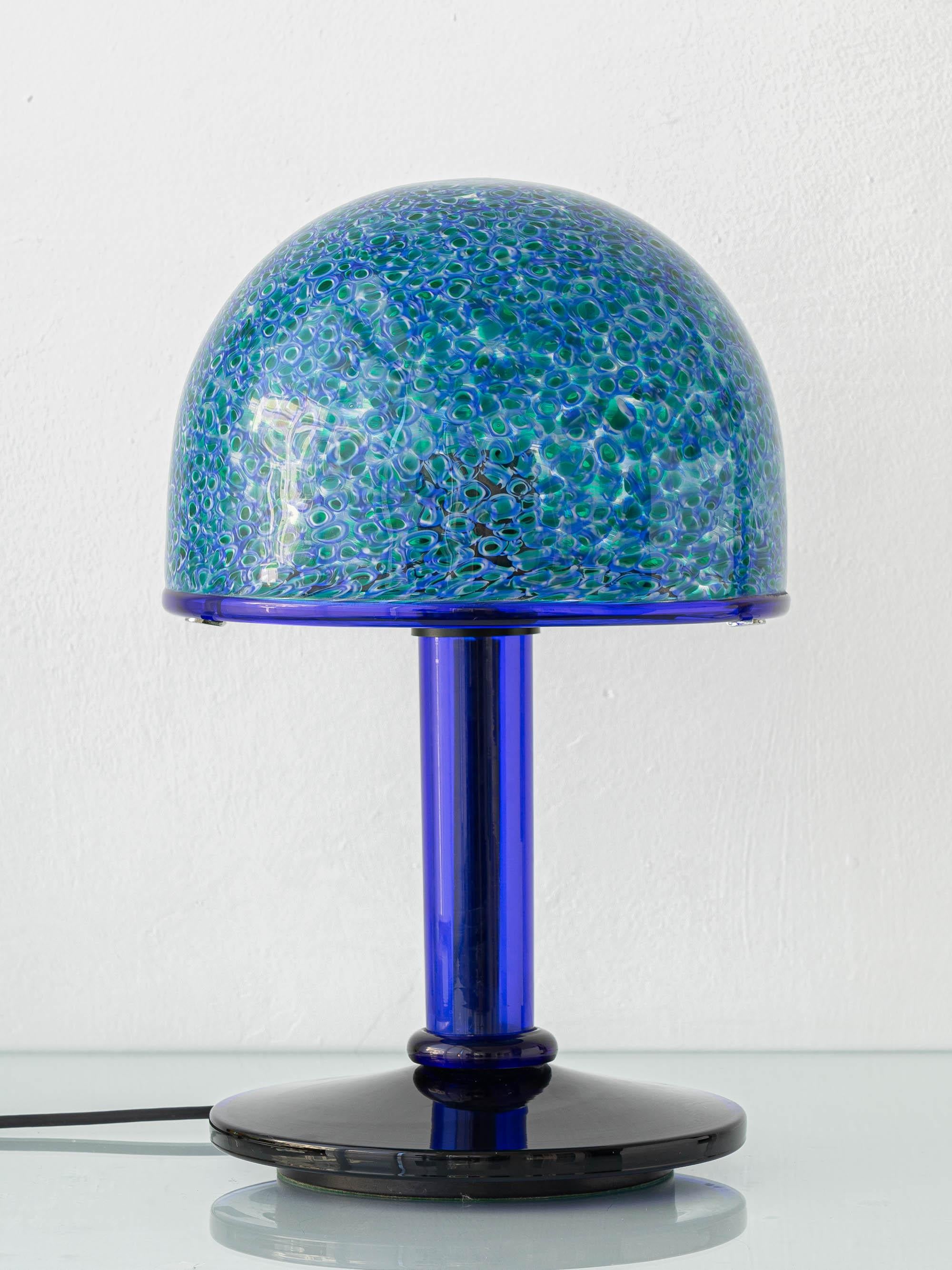 Una llamativa lámpara de sobremesa de cristal de Murano de la célebre serie Neverrino de Vistosi, diseñada originalmente en 1970 por el famoso arquitecto y diseñador italiano Gae Aulenti (1927-2012). Aulenti es conocida por sus atrevidos diseños