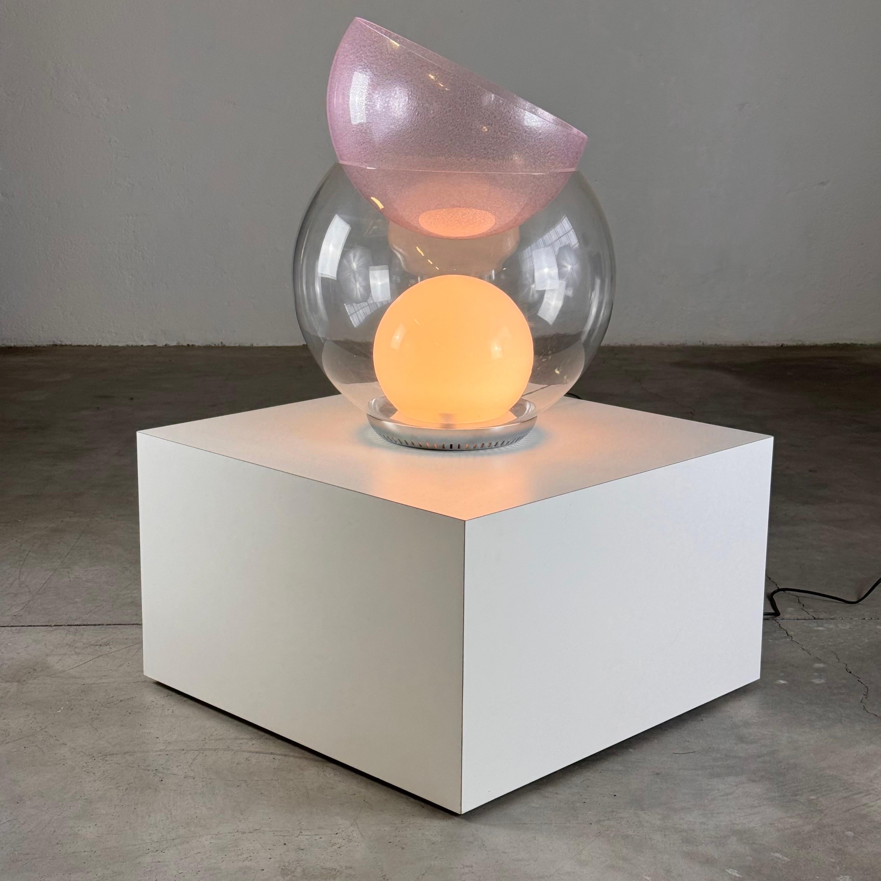 L'emblématique lampe Giova de Gae Aulenti pour Fontana Arte est présentée dans sa grande version, suffisamment polyvalente pour être utilisée comme lampe de table ou lampadaire. Conçue en 1964, la Giova allie harmonieusement fonctionnalité et
