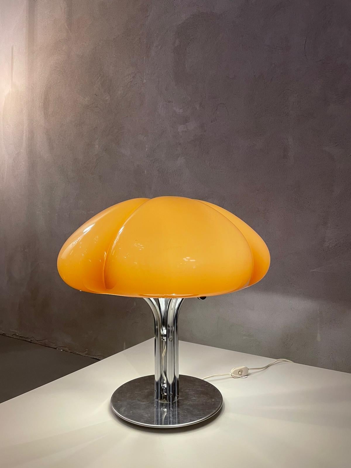 Table lamp Mod. Quadrifoglio designed by Gae Aulenti for Harvey Guzzini in Italy, 1974.
Lamp whose plastic diffuser is in beige colored and in the shape of a four-leaf clover under which there is the attachment for three bulbs.
The remaining