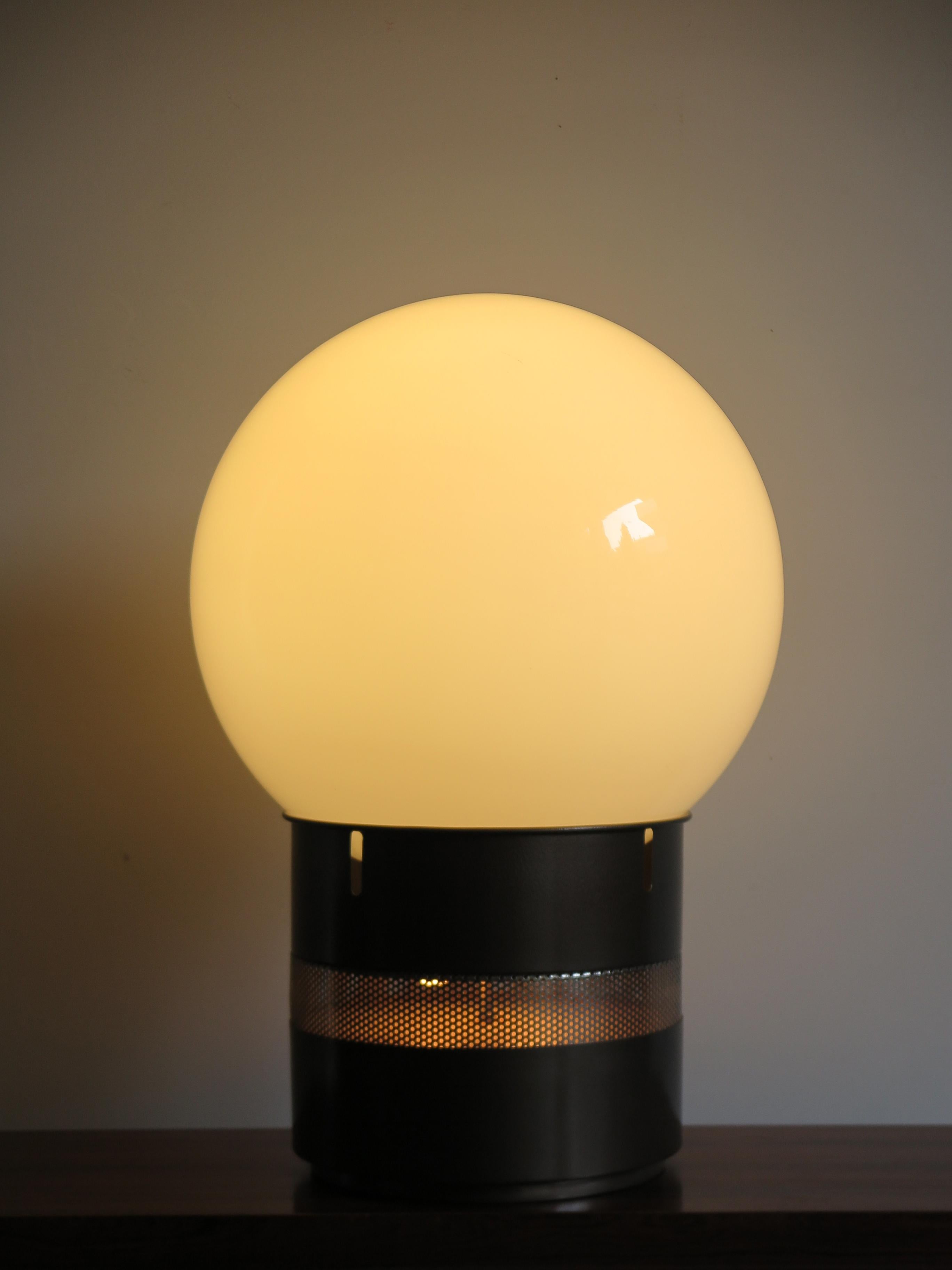 Italian Midcentury modern design table lamp model 