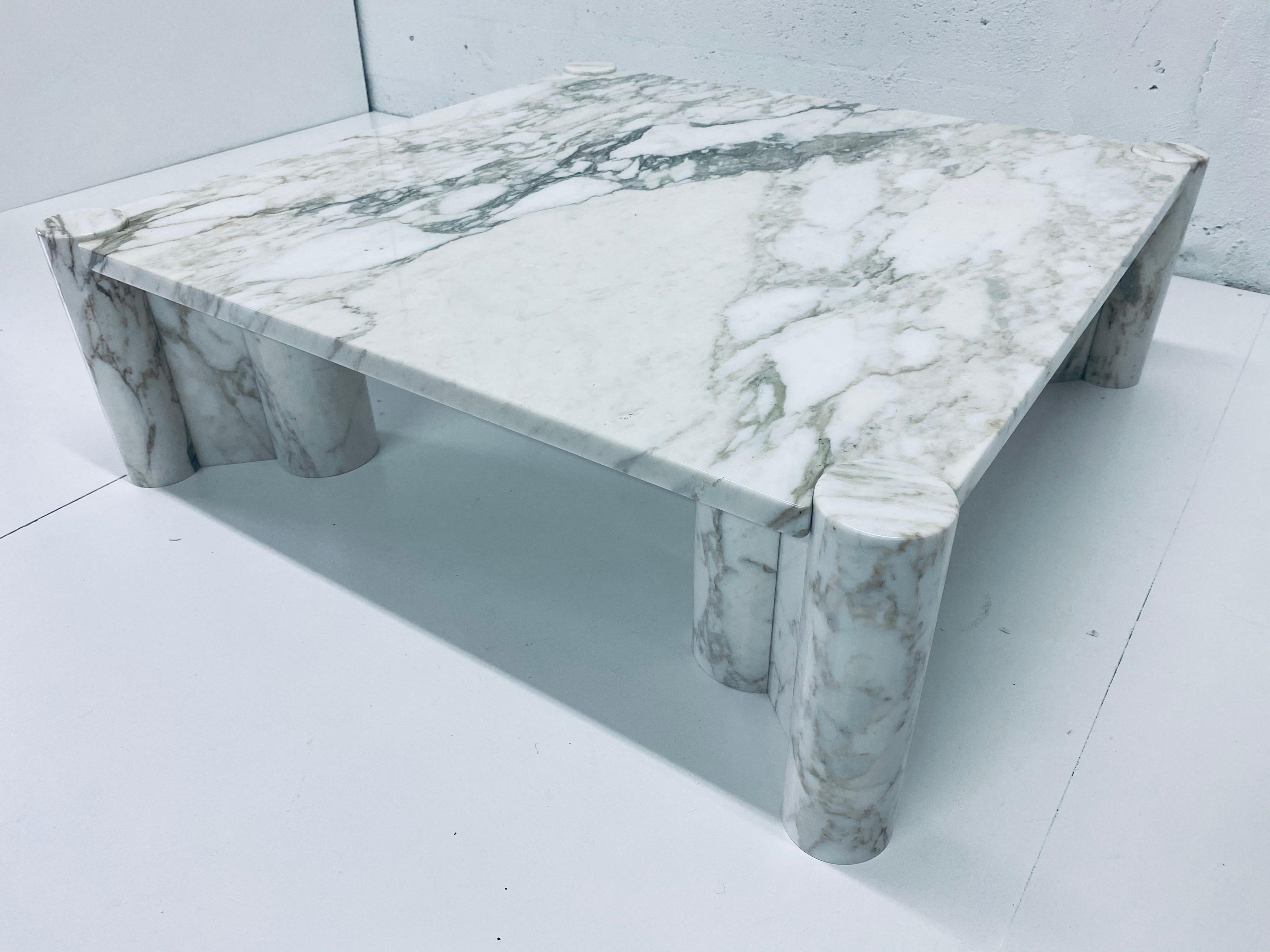 White Arabescato marble with dark gray and deep purple veining coffee or cocktail table designed by Gae Aulenti for Knoll, circa 1970s. This classic coffee table in marble with cluster legs is the combination of graceful forms and opulent strength.