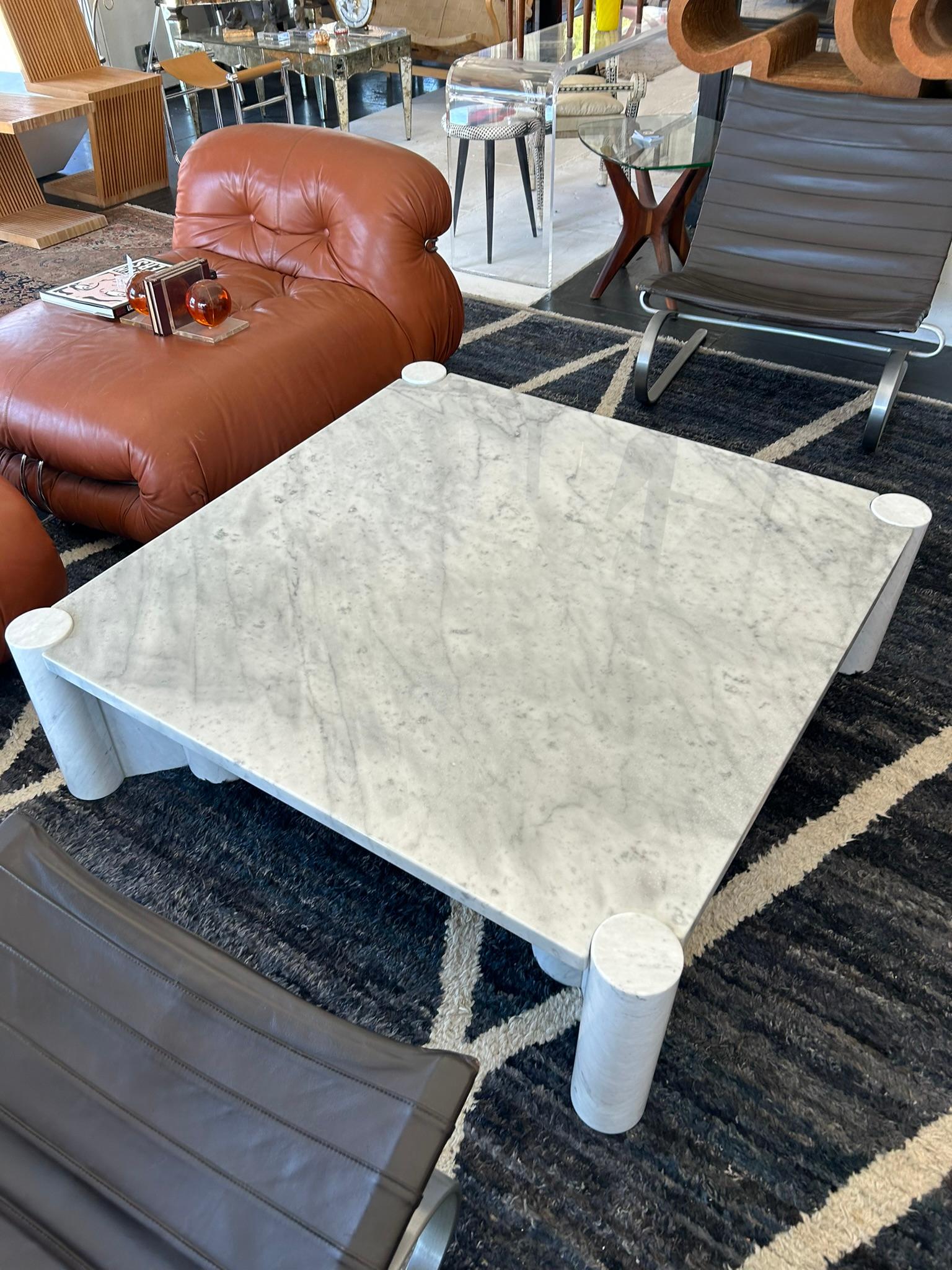 Couchtisch „Jumbo“ aus Carrara-Marmor von Gae Aulenti, Italien, 1970er Jahre im Zustand „Gut“ im Angebot in Los Angeles, CA