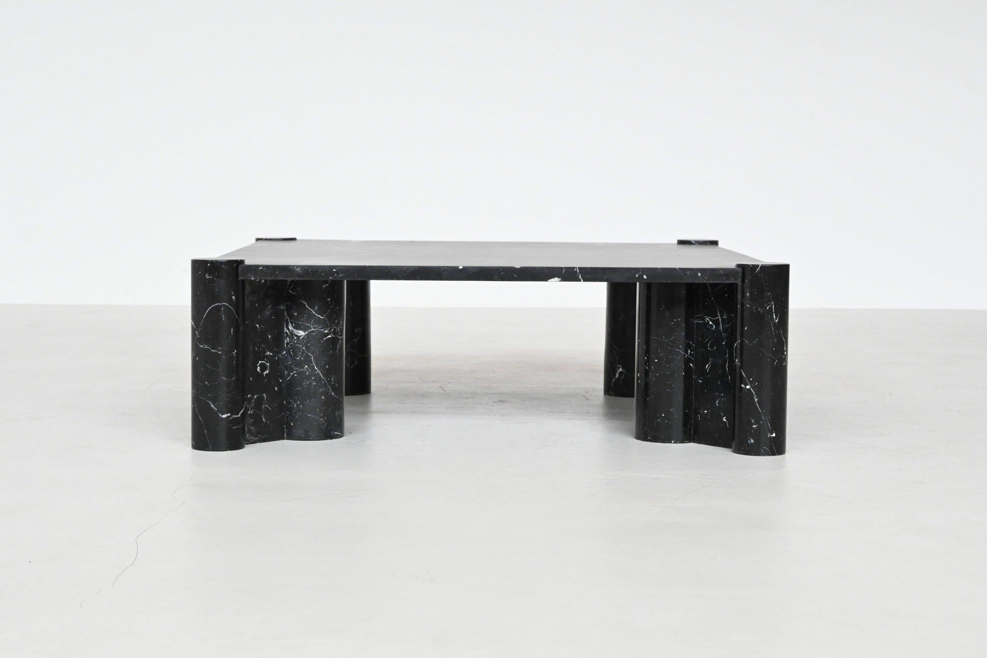 Impressionnante table basse 'Jumbo' conçue par Gae Aulenti et fabriquée par Knoll International, Italie 1965. Cet exemplaire a été réalisé dans un magnifique marbre Marquina noir veiné de blanc. Ce qui rend cette table si particulière est son design