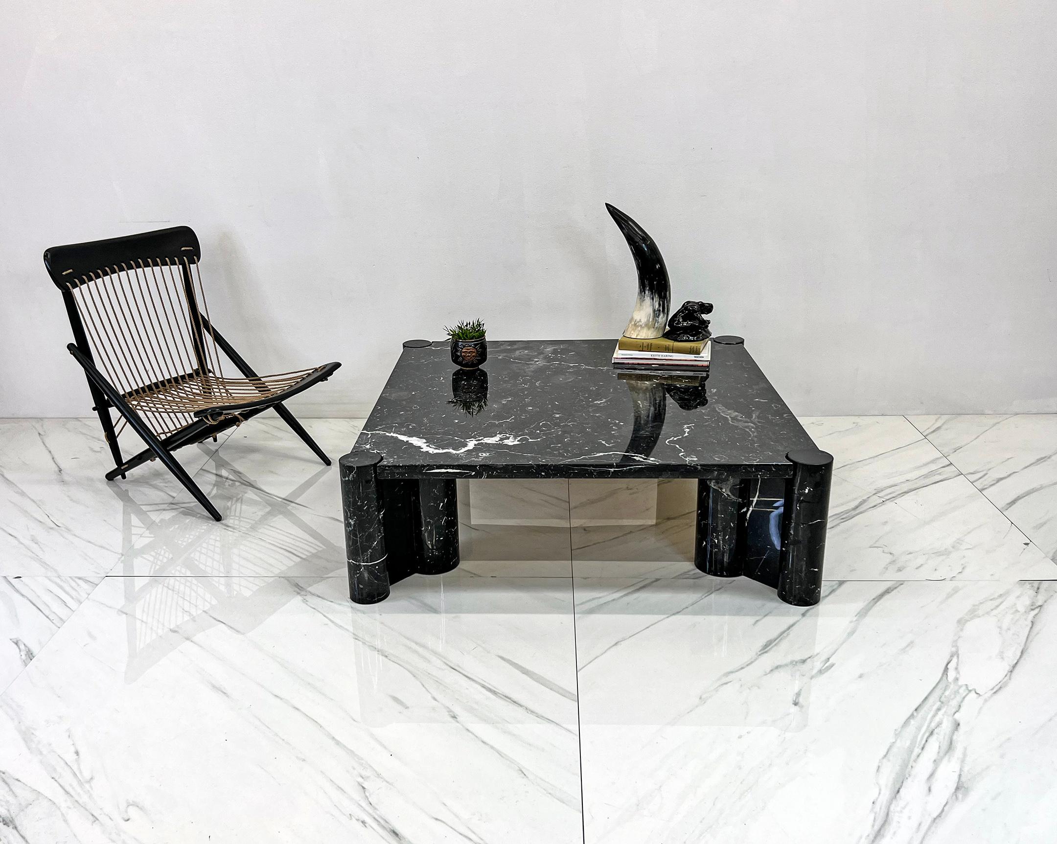 Pièce étonnante et emblématique du design moderniste, la table Jumbo de Gae Aulenti s'inspire des principes du design moderniste des années 1960, qui mettait l'accent sur la simplicité, la fonctionnalité et l'utilisation de nouveaux matériaux.

Mme