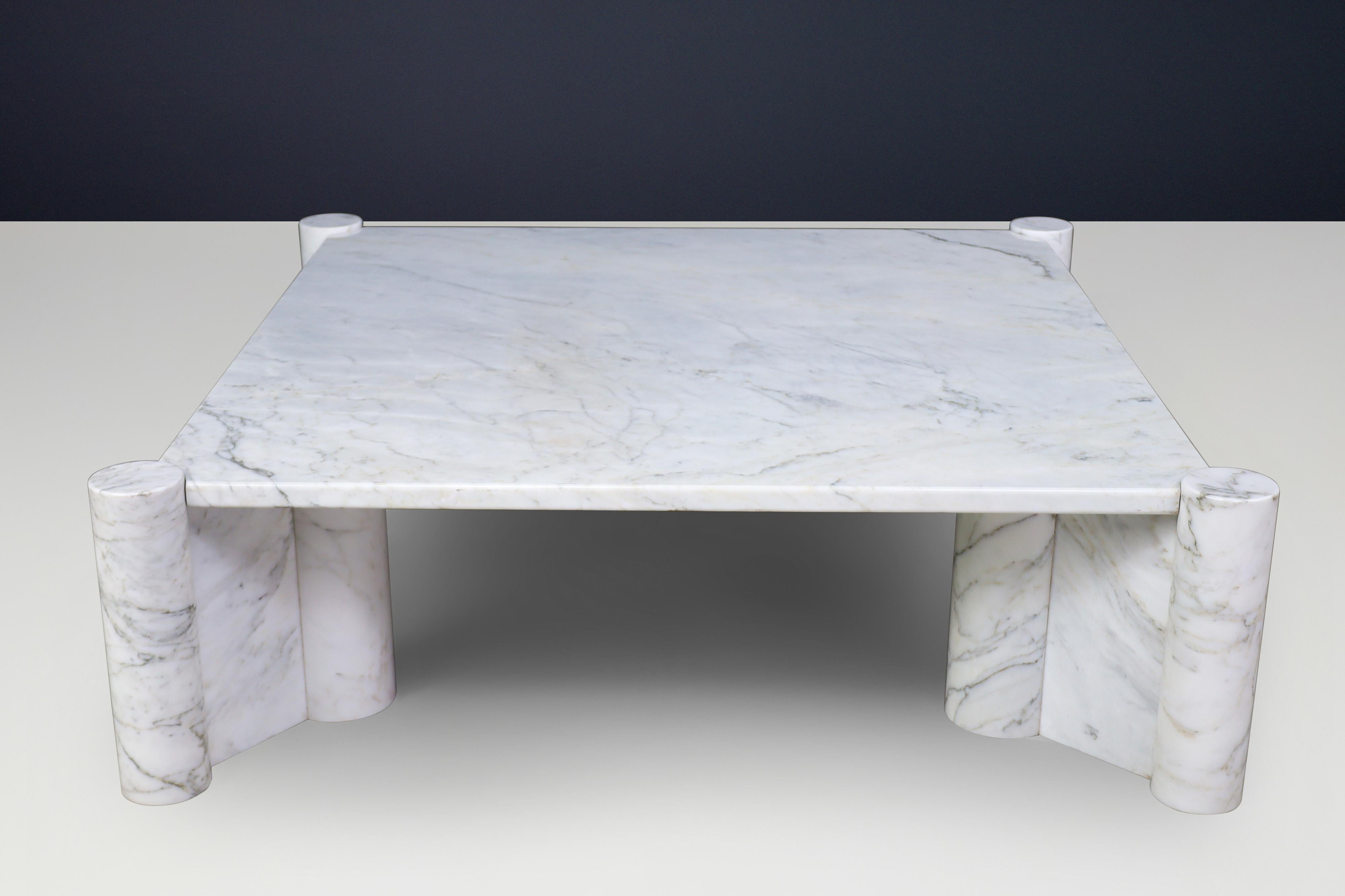 Mesa de centro Jumbo Gae Aulenti para Knoll International en mármol blanco de Carrara, Italia Años 70

Esta mesa de centro de mediados de siglo es una impresionante pieza de exquisito mármol blanco de Carrara, diseñada por Gae Aulenti en 1965 para