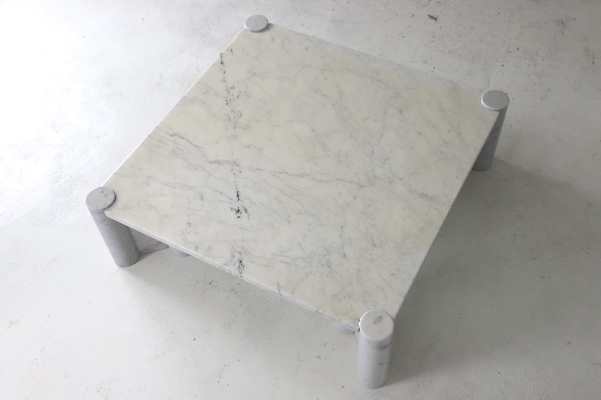 Gae Aulenti: Couchtisch „Jumbo“ aus Carrara-Marmor von Knoll (labeliert), 1965 (Italienisch) im Angebot