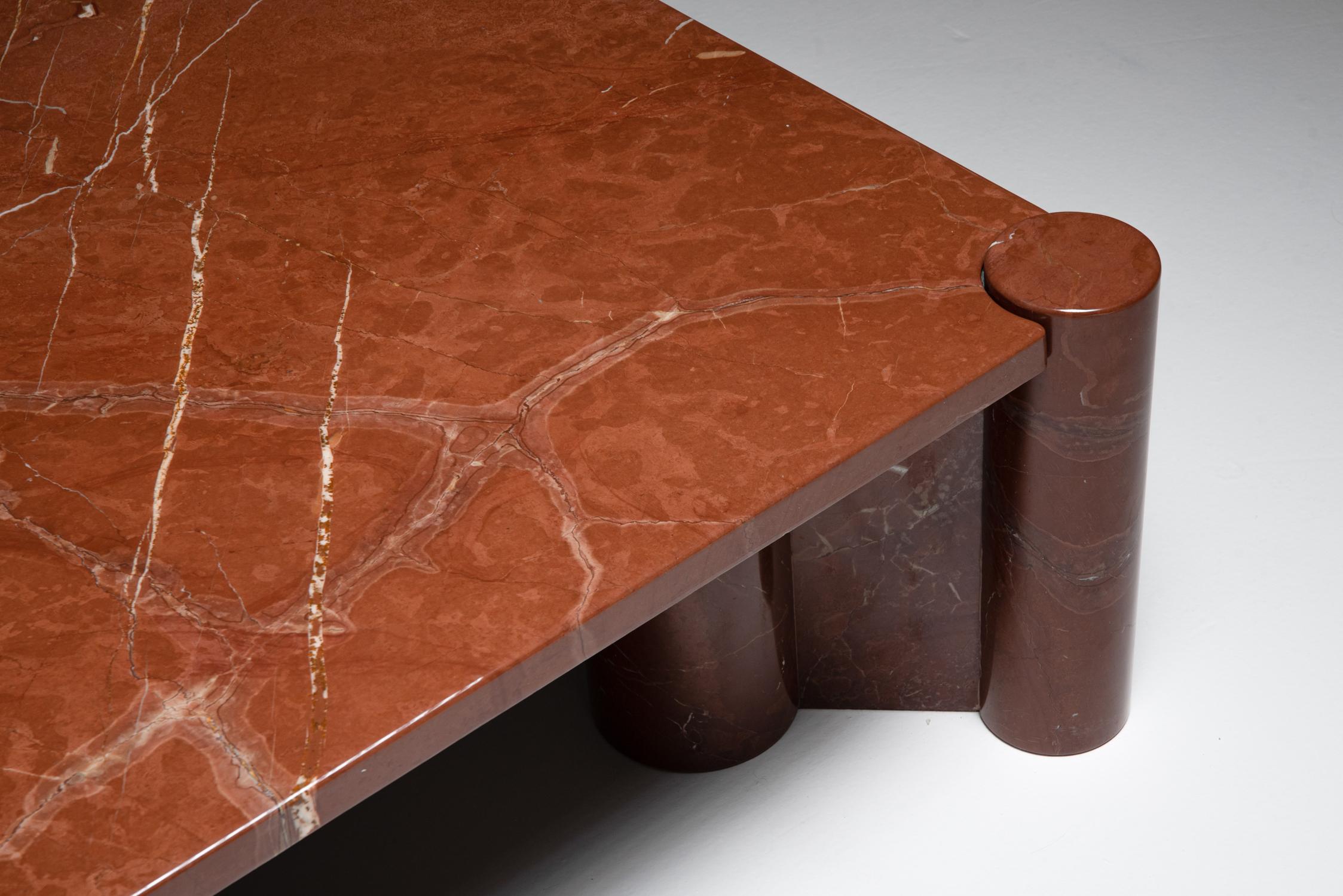 Gae Aulenti 'Jumbo' Coffee Table in Rare Rosso Collemandina Marble In Excellent Condition In Antwerp, BE