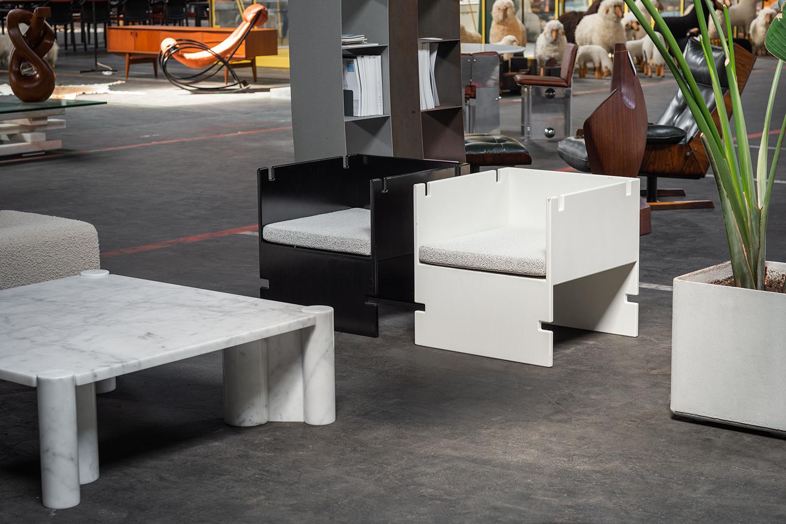 Table basse iconique Jumbo conçue par Gae Aulenti et fabriquée par Knoll International en Italie en 1964. Il est fabriqué en magnifique marbre blanc de Carrare, connu pour sa belle couleur blanche traversée par d'élégantes veines grises. Ce qui rend