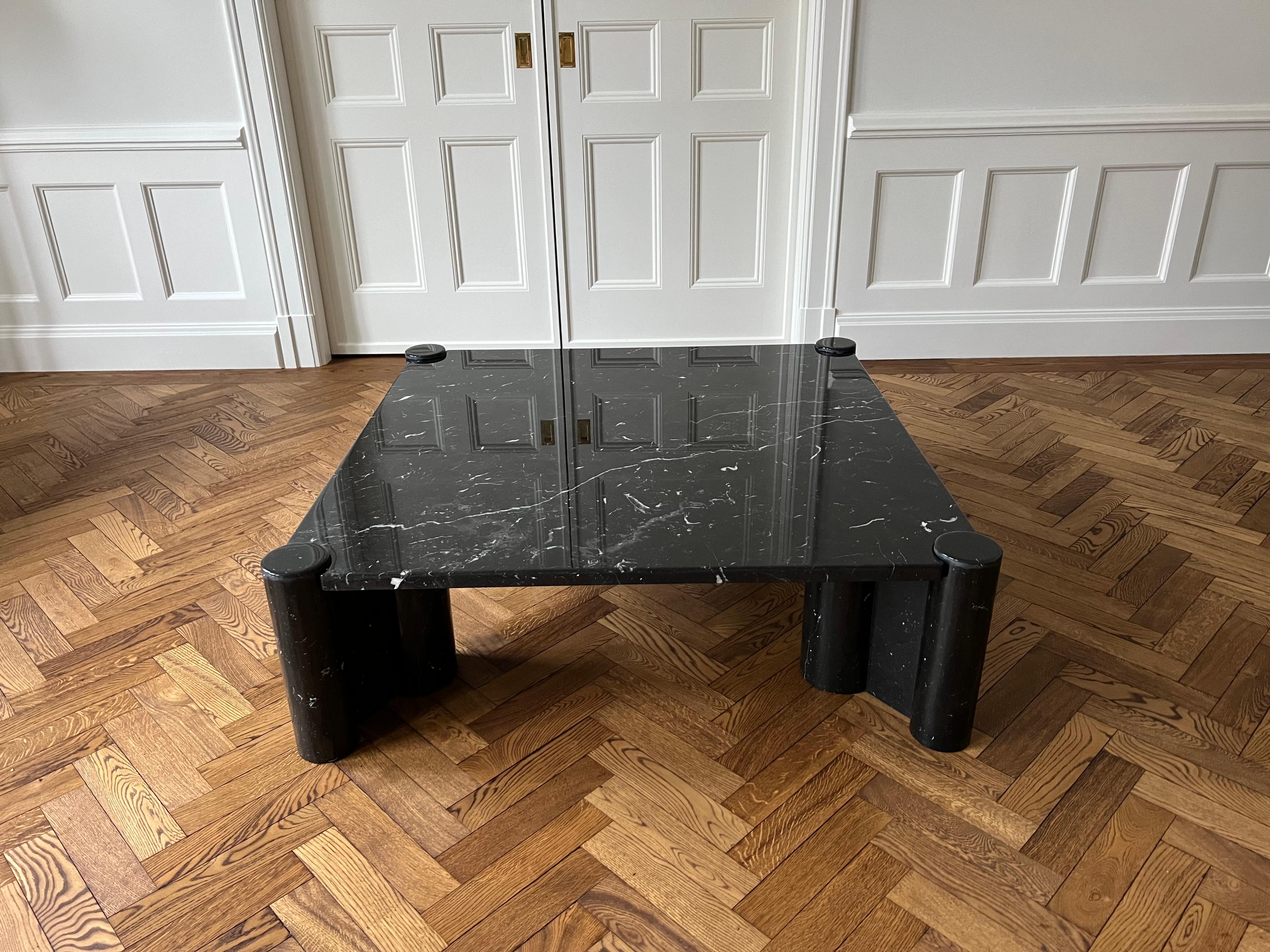 Stunning ‘Jumbo’ coffee table designed by Gae Aulenti and manufactured by Knoll International, Italy 1965. This example was made in black marquina marble with white veins. This table would look amazing in any modern home or interior. 

The table is
