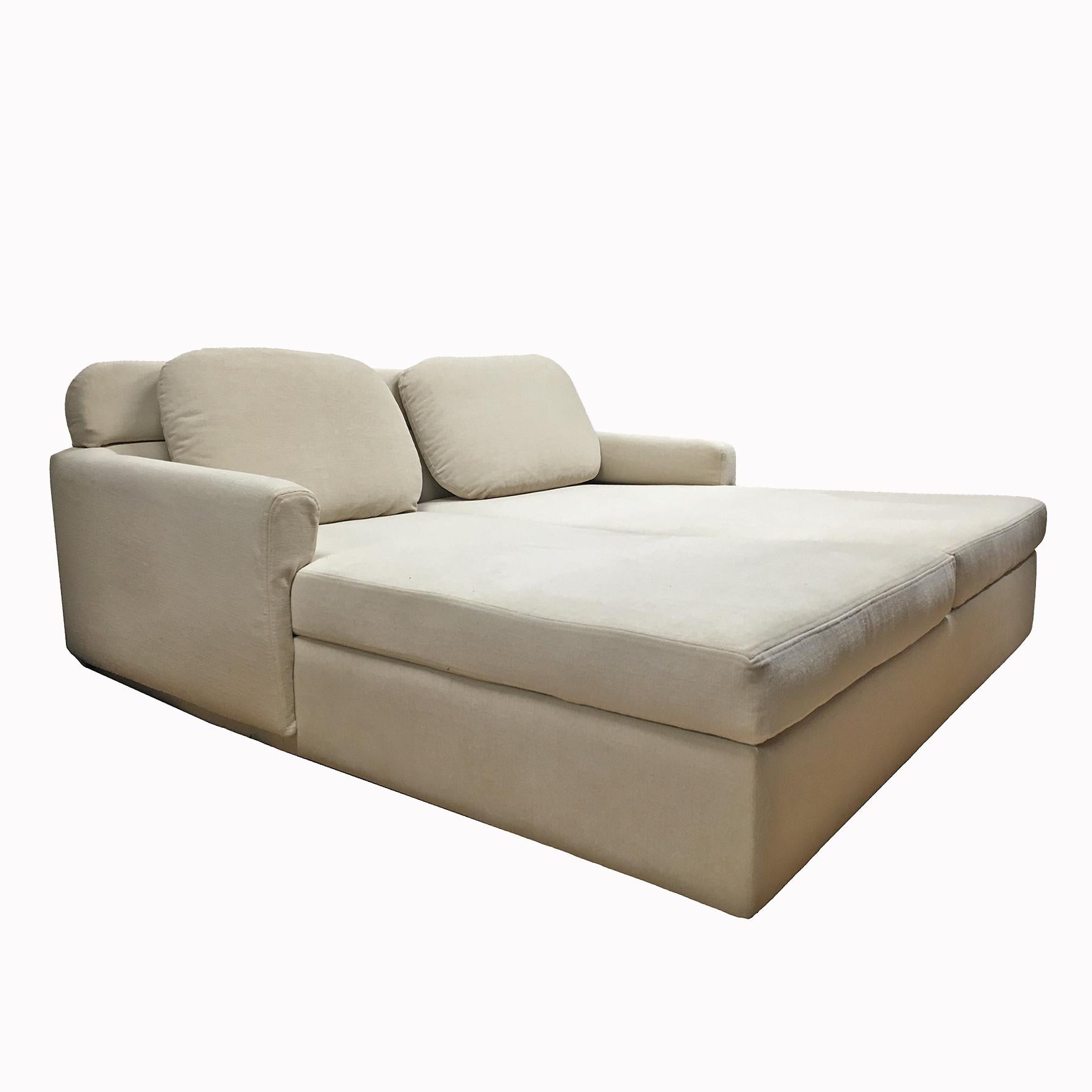 Gae Aulenti

Kuka

A very rare square daybed covered with a light grey fabric.
The removable head rest behind two rectangular cushions, the seat with two long rectangular cushions.
Signed underneath 