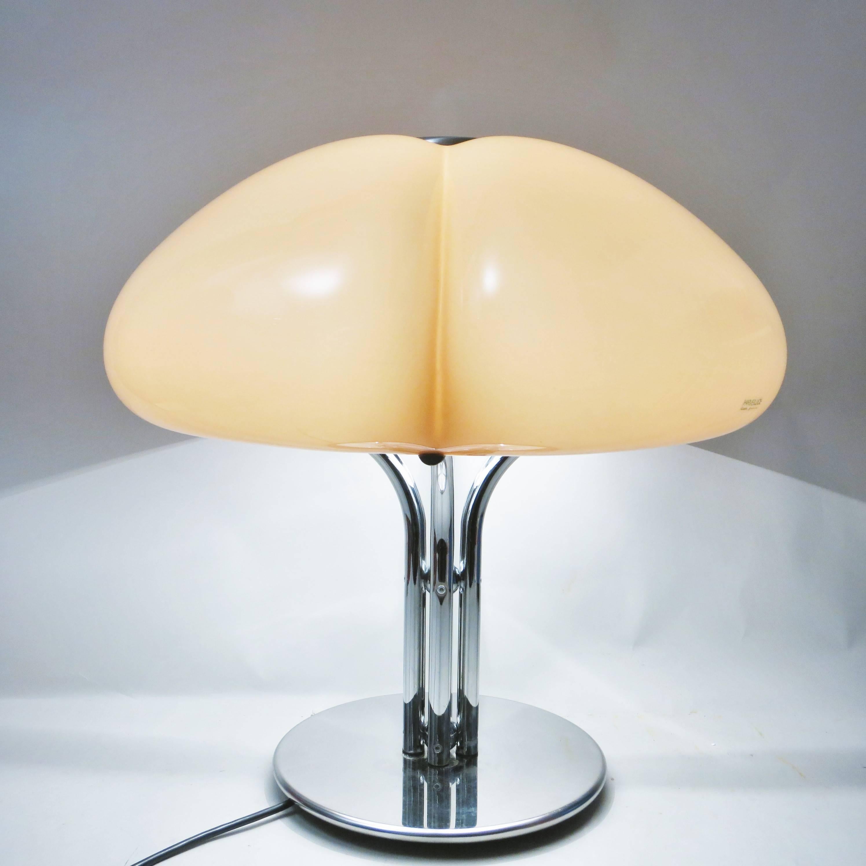 Rare lamp Quadrifoglio designed by Gae Aulenti and produced by Harvey Guzzini, circa 1975
Beautiful acrylic shade nude color.