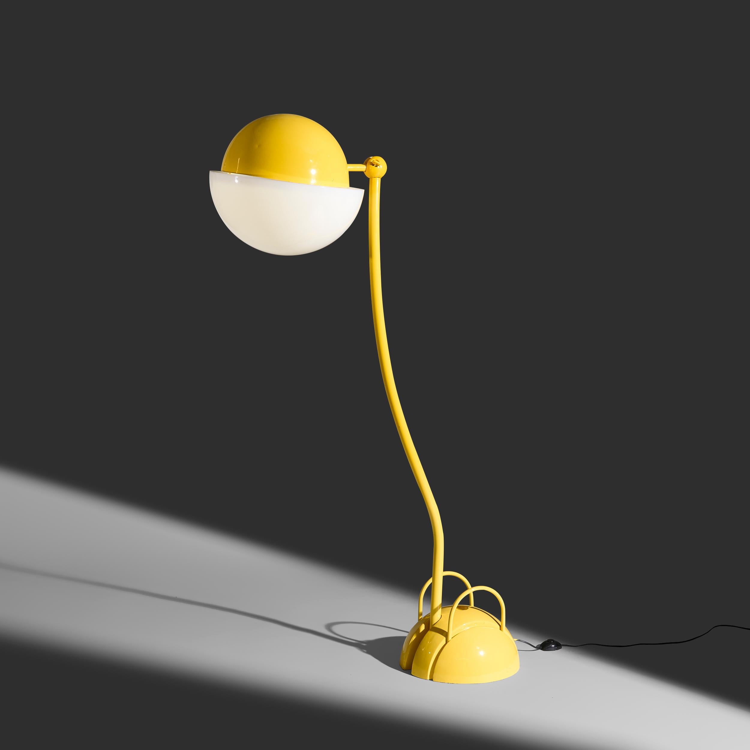 Ce lampadaire Gae Aulenti Locus Solus est un exemple de production originale des années 1960. La lampe est équipée d'une tête réglable en hauteur et en angle, de poignées sur la base lourde pour faciliter le déplacement, et d'un interrupteur à