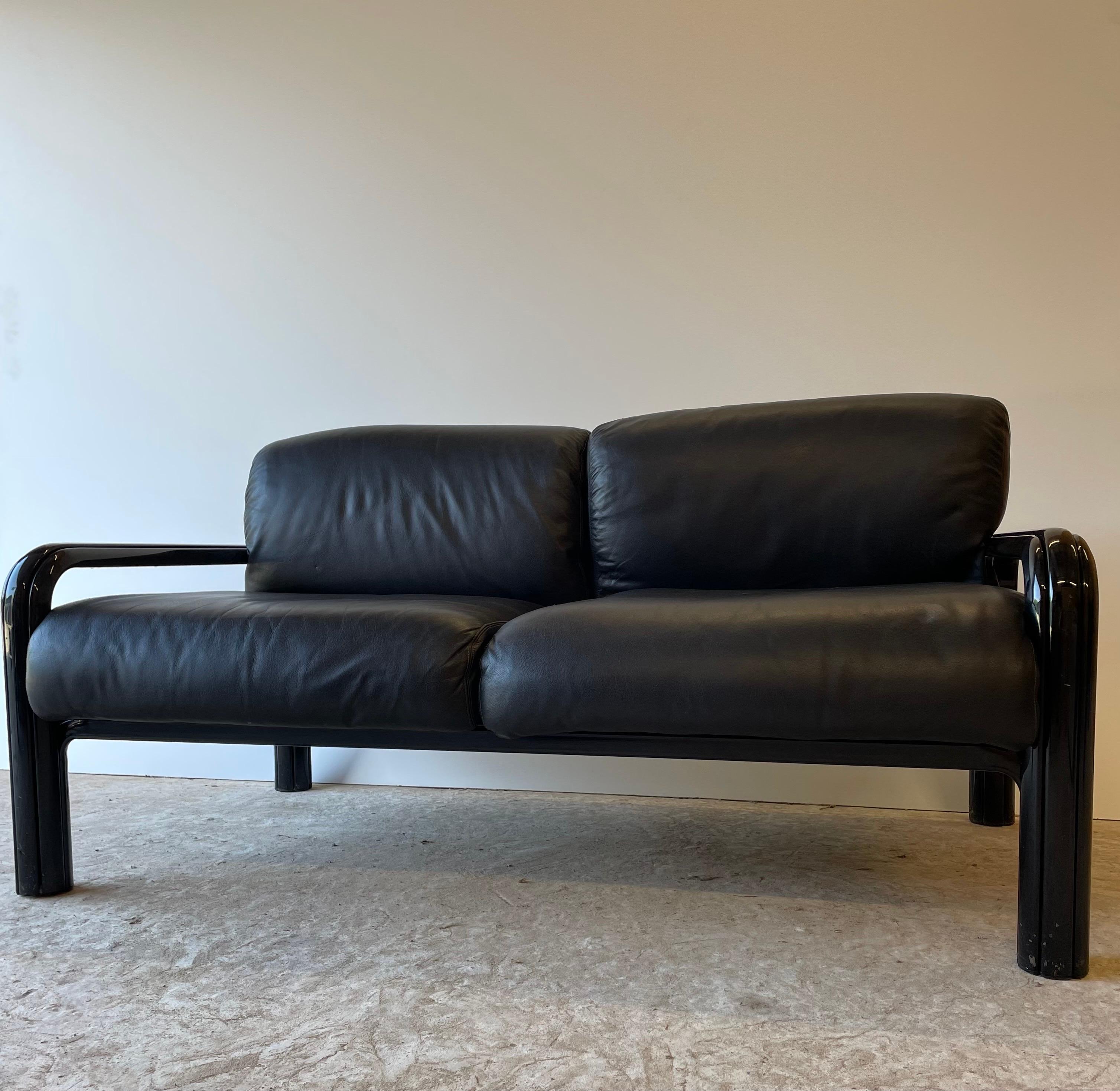 Was ein Fund ! Dieses Sofa ist eine absolute Rarität. Liebhaber erkennen es sofort, der Love Seat von Gae Aulenti. 

Das Sofa befindet sich im Original Zustand und wurde 1970 hergestellt.
Wie auf den Bildern zu erkennen ist, befindet sich der