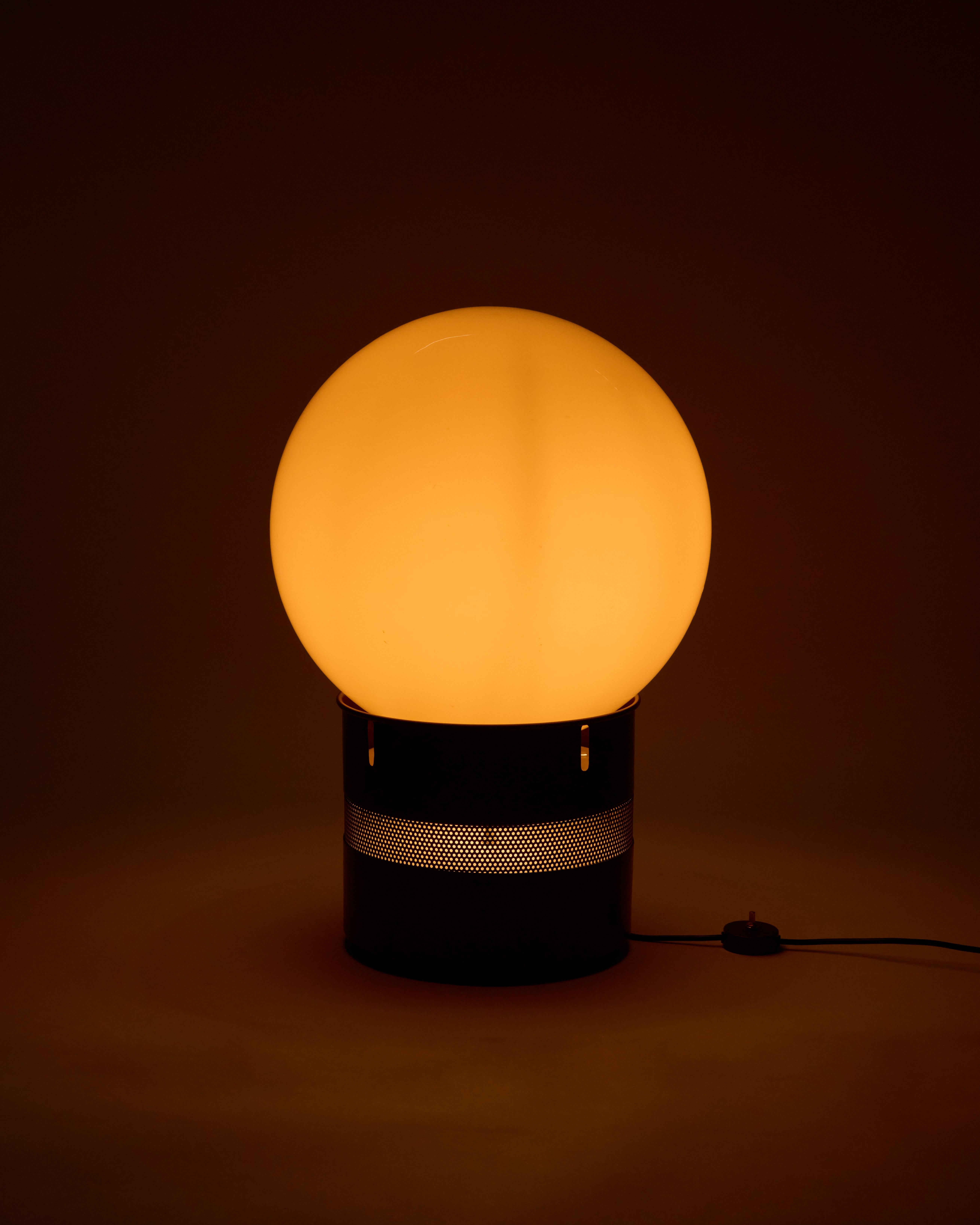 Mid-20th Century Gae Aulenti, ‘Mezzoracolo’ Table Lamp, Artemide, Italy, 1968 For Sale
