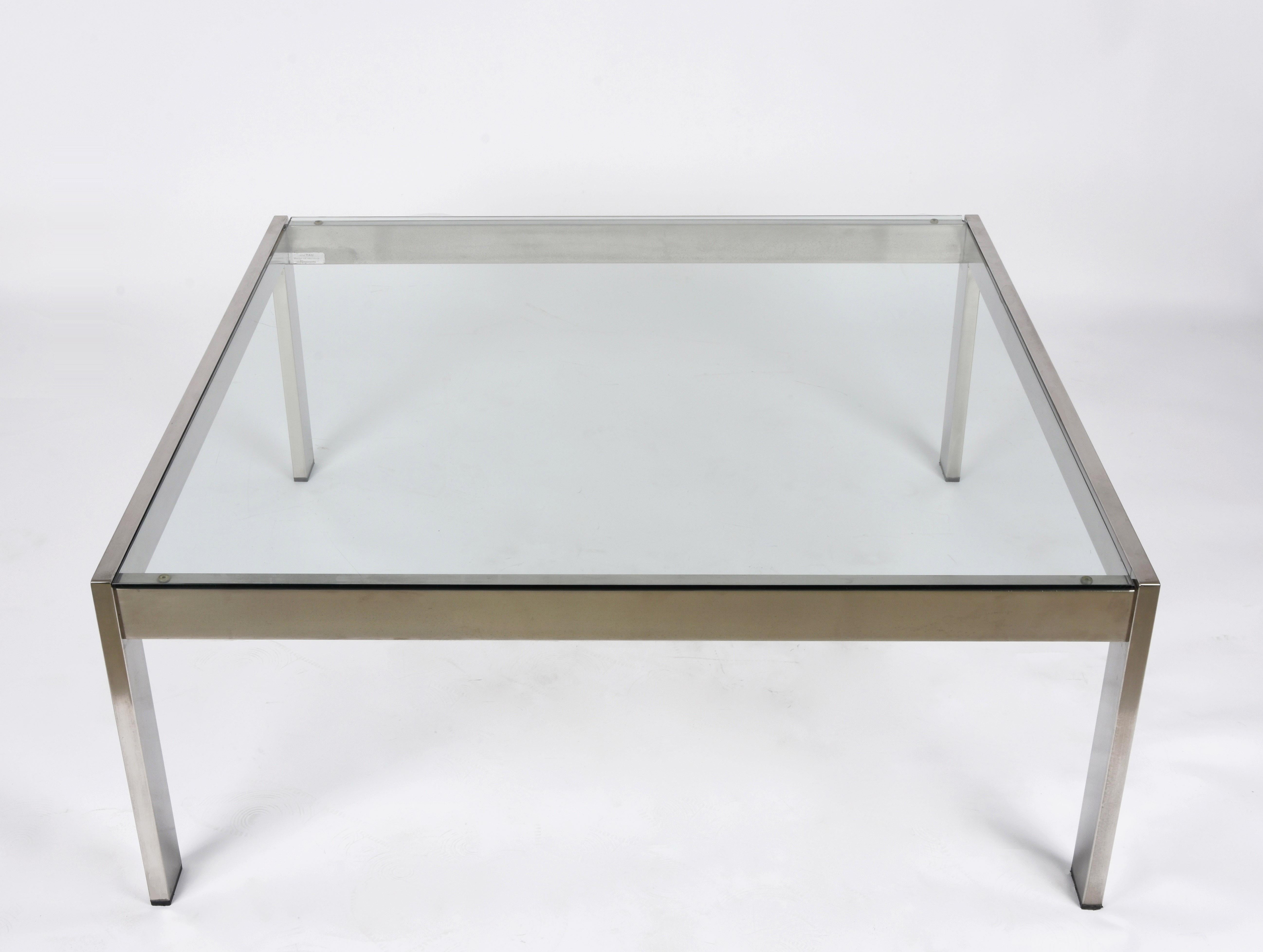 Amazing midcentury crystal glass and enamelled metal coffee table. This fantastic piece was designed in Italy by Gae Aulenti exclusively for La Rinascente Milano during the 1970s.

This wonderful item comes with its original label and makes it
