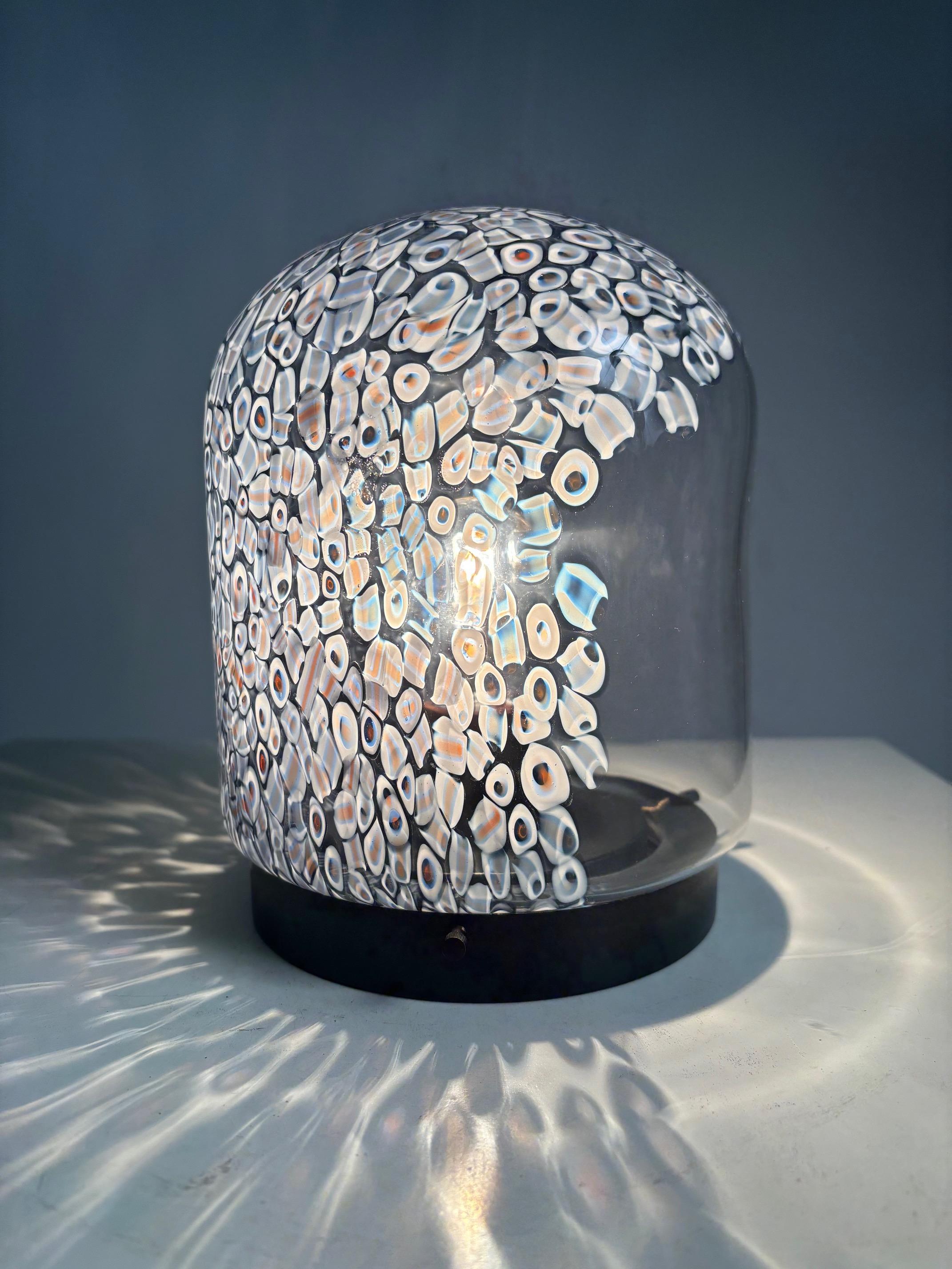 Serie Neverrino Una lampada rara e originale, che donerà stile ed eleganza alla tua casa.

 Lampada da tavolo in vetro soffiato a currina in ottime condizioni di conservazione, disegnata da Gae Aulenti.