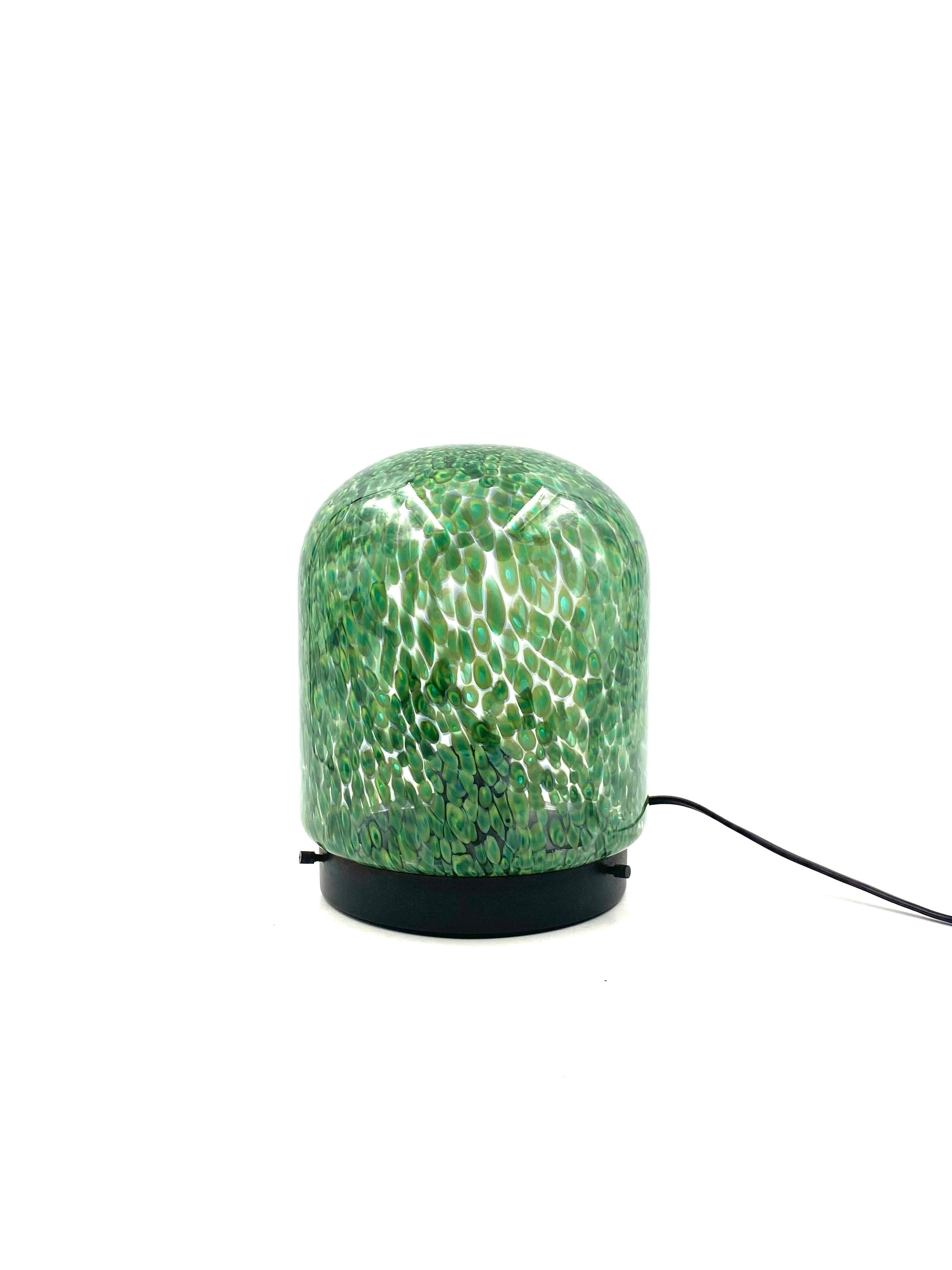 'Neverrino' series green murrine-blown glass table lamp designed by Gae Aulenti.

Vetreria Vistosi Italy 1970s

25 cm H / 20 cm diam.

Conditions: excellent, no defects. In working conditions.