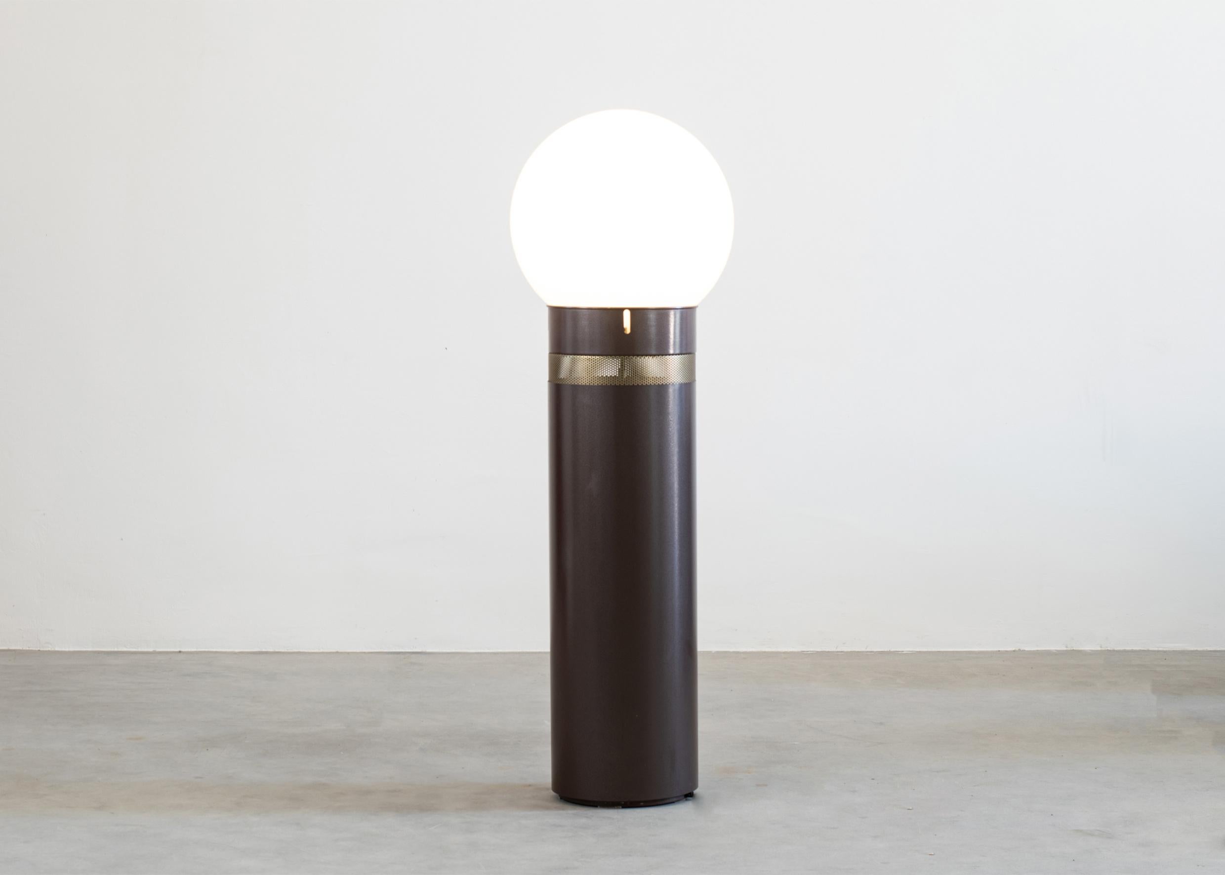 Mid-Century Modern Gae Aulenti Oracolo Floor Lamp in Metal and Blow Glass by Artemide 1970 Italy For Sale