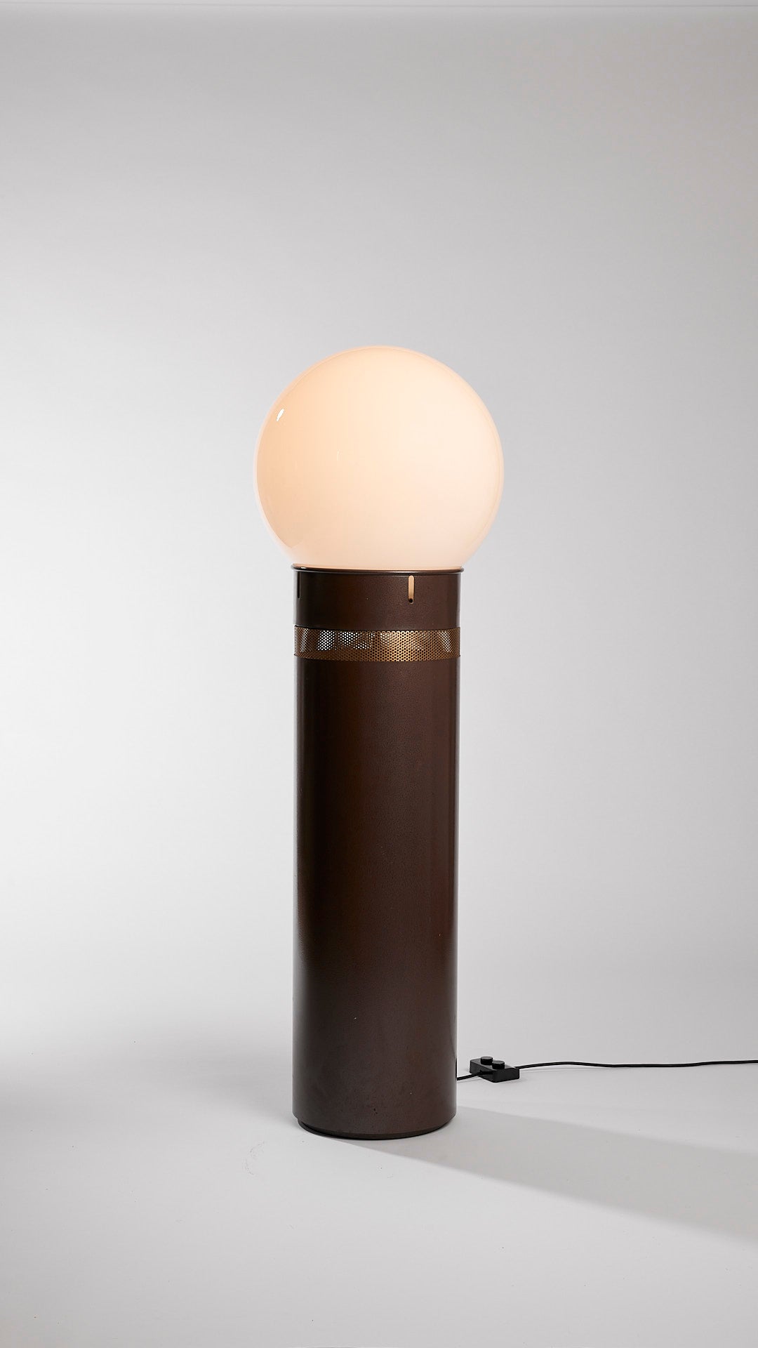 GAE AULENTI (1927-2012)
Oracolo, c. 1969
Artemide
Shaft in brown lacquered metal and white opaline globe
Switch 3 times
Height : 140 cm - Diameter : 45 cm

Gae Aulenti is a fabulous designer who notably signed the interior design of the Musée